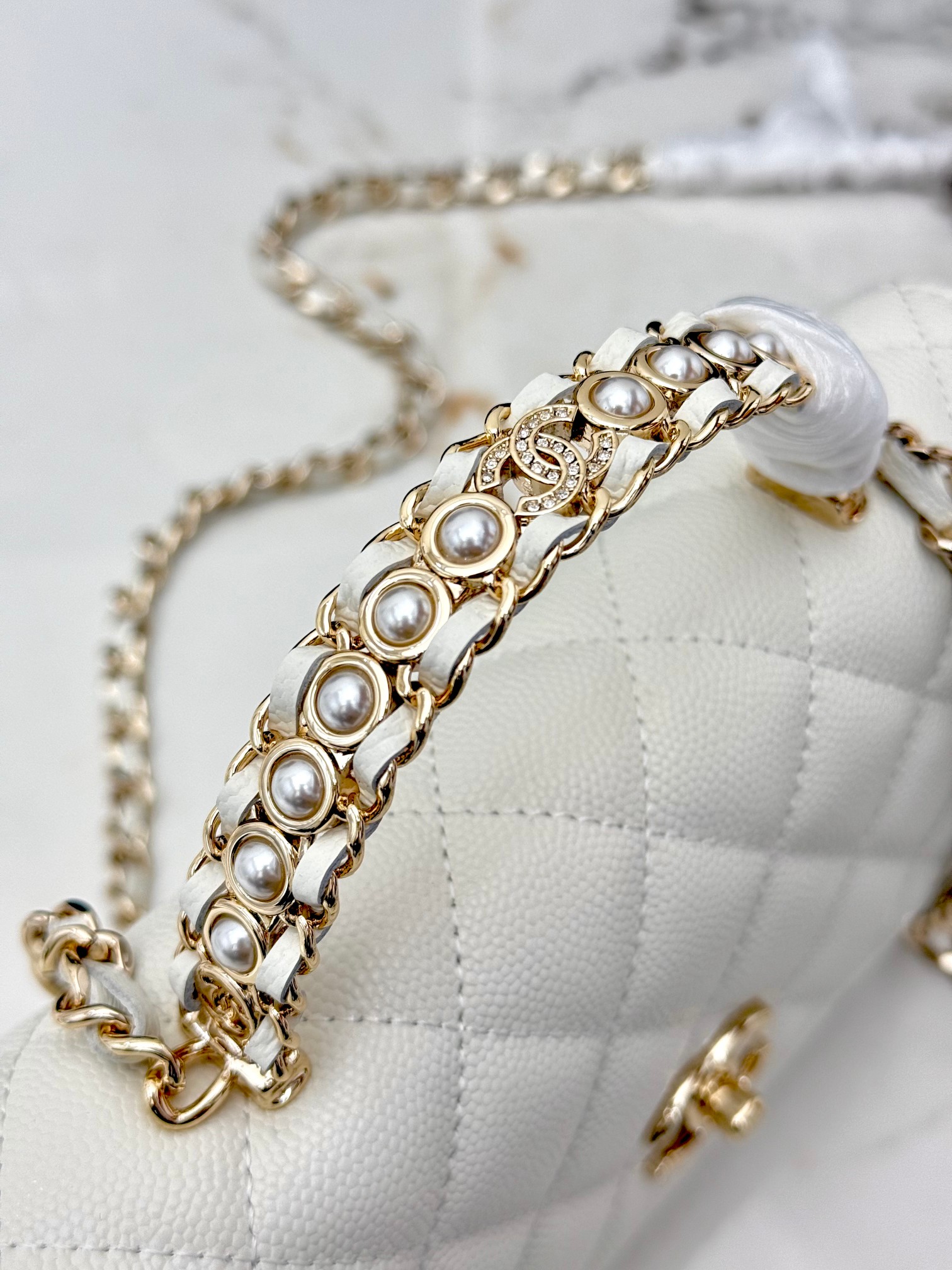 【进口原厂皮🇫🇷】&yen;640 【配盒】CHANEL[玫瑰]香奈儿26C珍珠手柄出货啦 金色金属锁扣 精致手柄设计更显时尚 颗粒球纹进口牛皮配金属复古五金  质感耐磨耐用 经典设计风格 百搭实用 可手提可斜垮可单肩 真的很精致哦  高颜值 小巧 越来越爱这个链条包了 随手拎着都很美腻啦 搭配任何衣服都能让你绝绝美 这季新品让人很惊喜。 
型号：AP4939                                                  尺寸: 18.5cmX11cmX6cm！