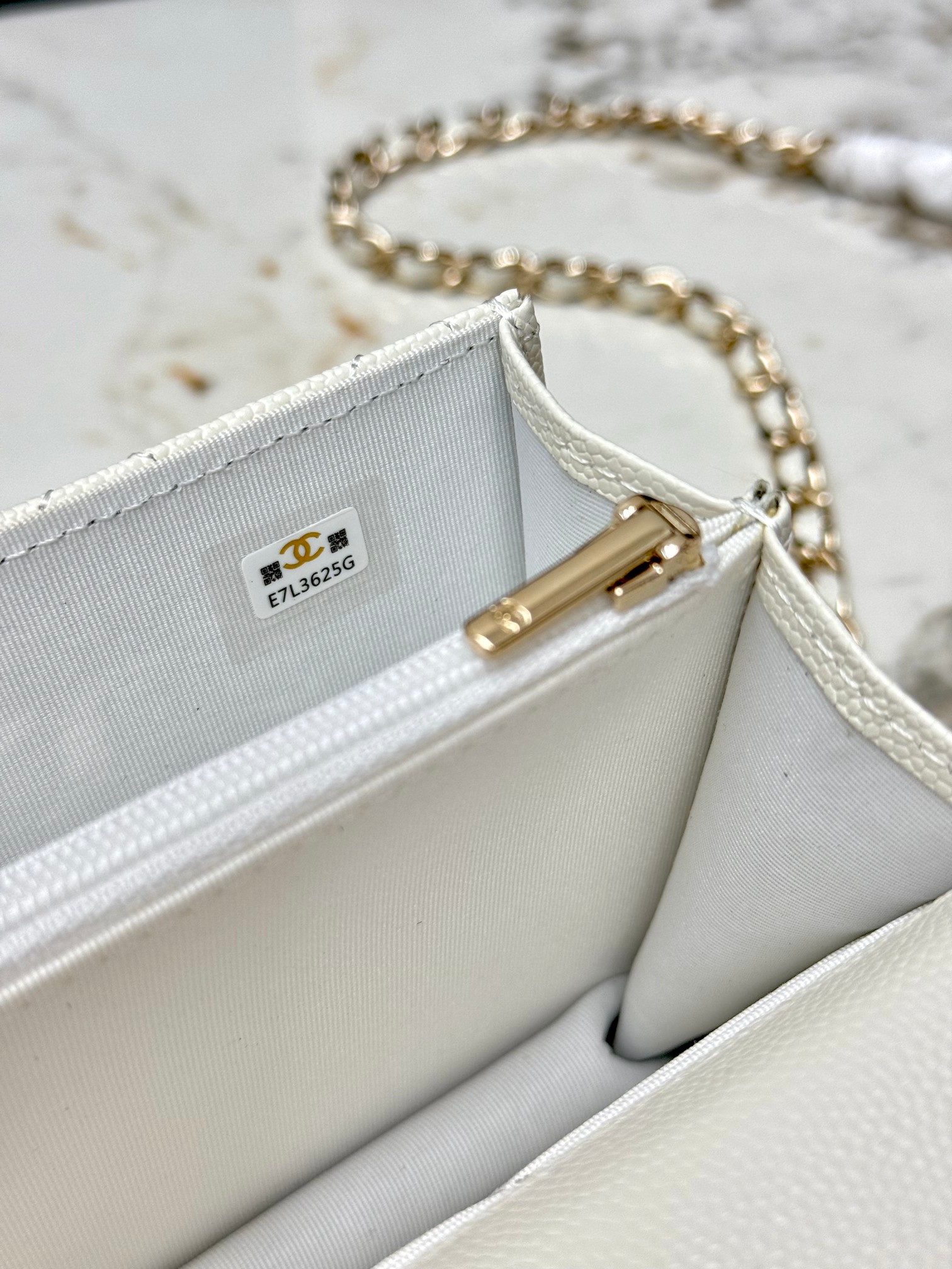 【进口原厂皮🇫🇷】&yen;640 【配盒】CHANEL[玫瑰]香奈儿26C珍珠手柄出货啦 金色金属锁扣 精致手柄设计更显时尚 颗粒球纹进口牛皮配金属复古五金  质感耐磨耐用 经典设计风格 百搭实用 可手提可斜垮可单肩 真的很精致哦  高颜值 小巧 越来越爱这个链条包了 随手拎着都很美腻啦 搭配任何衣服都能让你绝绝美 这季新品让人很惊喜。 
型号：AP4939                                                  尺寸: 18.5cmX11cmX6cm！