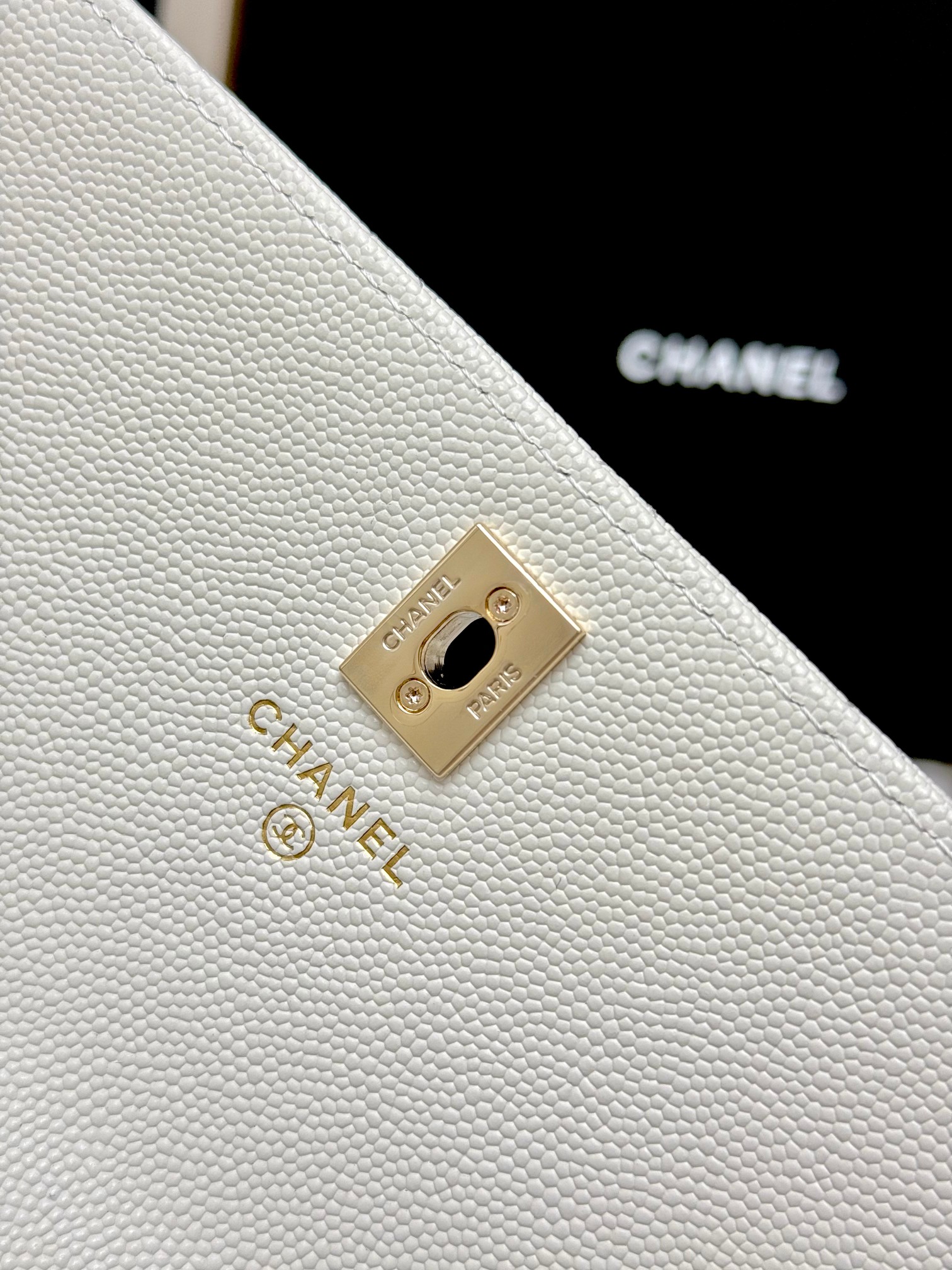【进口原厂皮🇫🇷】&yen;640 【配盒】CHANEL[玫瑰]香奈儿26C珍珠手柄出货啦 金色金属锁扣 精致手柄设计更显时尚 颗粒球纹进口牛皮配金属复古五金  质感耐磨耐用 经典设计风格 百搭实用 可手提可斜垮可单肩 真的很精致哦  高颜值 小巧 越来越爱这个链条包了 随手拎着都很美腻啦 搭配任何衣服都能让你绝绝美 这季新品让人很惊喜。 
型号：AP4939                                                  尺寸: 18.5cmX11cmX6cm！