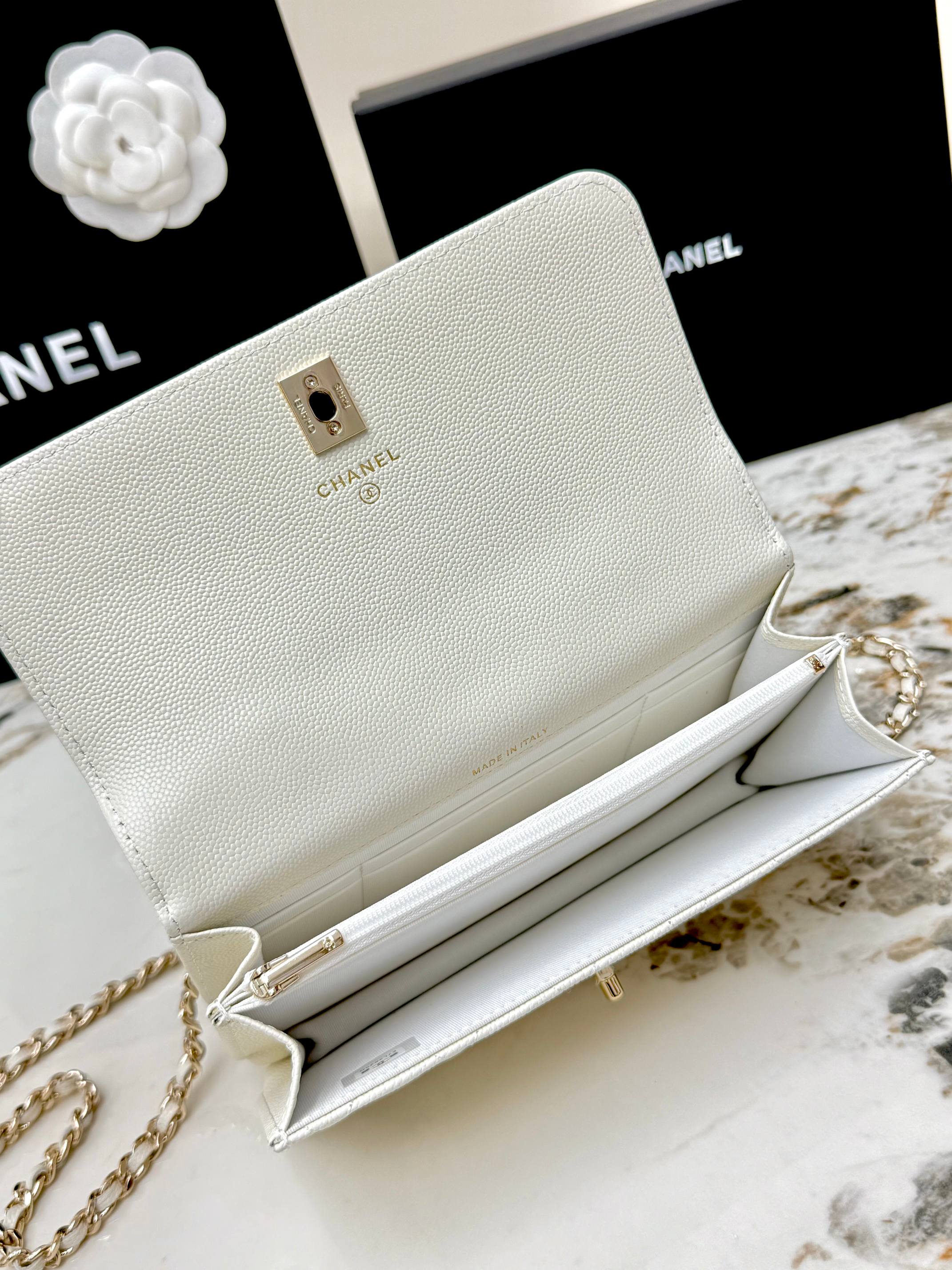 【进口原厂皮🇫🇷】&yen;640 【配盒】CHANEL[玫瑰]香奈儿26C珍珠手柄出货啦 金色金属锁扣 精致手柄设计更显时尚 颗粒球纹进口牛皮配金属复古五金  质感耐磨耐用 经典设计风格 百搭实用 可手提可斜垮可单肩 真的很精致哦  高颜值 小巧 越来越爱这个链条包了 随手拎着都很美腻啦 搭配任何衣服都能让你绝绝美 这季新品让人很惊喜。 
型号：AP4939                                                  尺寸: 18.5cmX11cmX6cm！