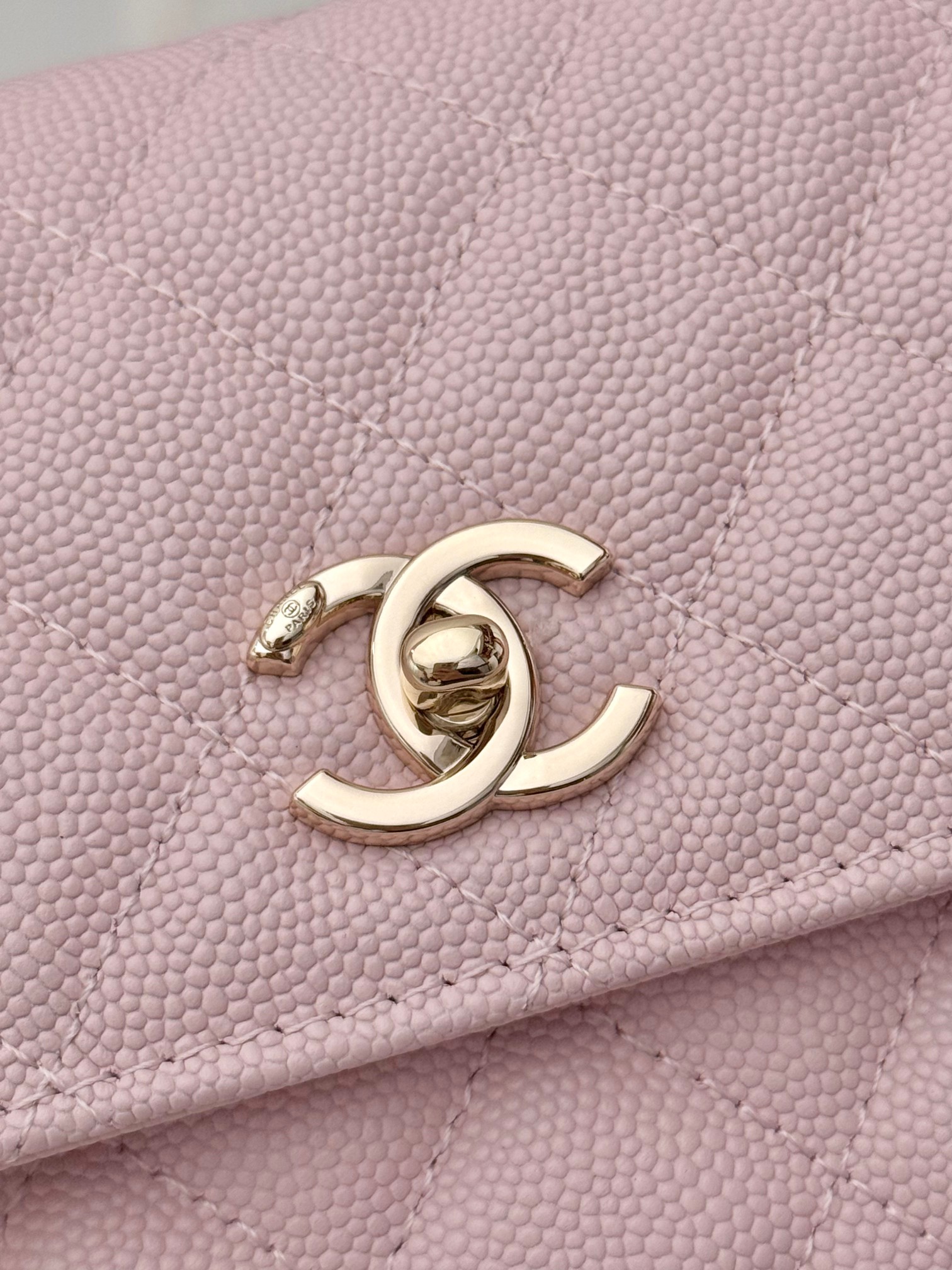 【进口原厂皮🇫🇷】&yen;640 【配盒】CHANEL[玫瑰]香奈儿26C珍珠手柄出货啦 金色金属锁扣 精致手柄设计更显时尚 颗粒球纹进口牛皮配金属复古五金  质感耐磨耐用 经典设计风格 百搭实用 可手提可斜垮可单肩 真的很精致哦  高颜值 小巧 越来越爱这个链条包了 随手拎着都很美腻啦 搭配任何衣服都能让你绝绝美 这季新品让人很惊喜。 
型号：AP4939                                                  尺寸: 18.5cmX11cmX6cm！