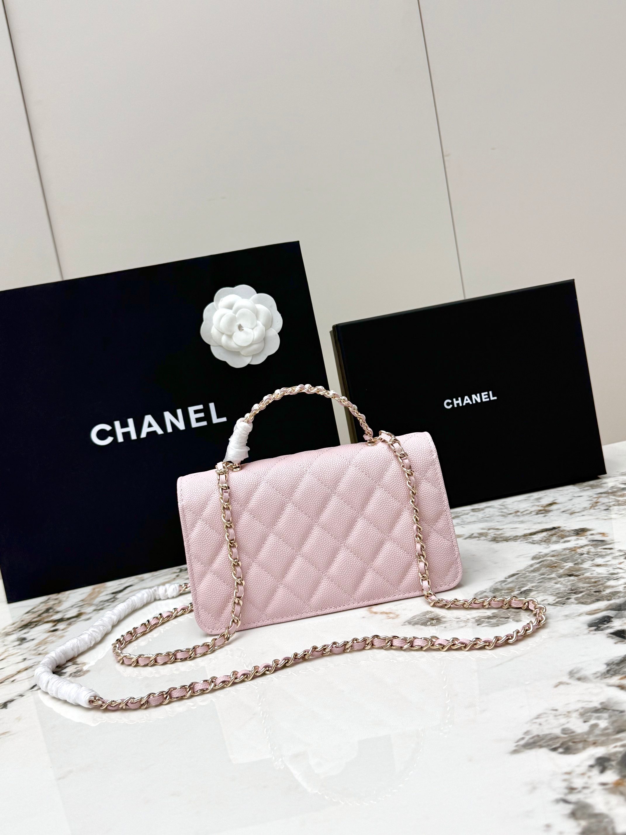【进口原厂皮🇫🇷】&yen;640 【配盒】CHANEL[玫瑰]香奈儿26C珍珠手柄出货啦 金色金属锁扣 精致手柄设计更显时尚 颗粒球纹进口牛皮配金属复古五金  质感耐磨耐用 经典设计风格 百搭实用 可手提可斜垮可单肩 真的很精致哦  高颜值 小巧 越来越爱这个链条包了 随手拎着都很美腻啦 搭配任何衣服都能让你绝绝美 这季新品让人很惊喜。 
型号：AP4939                                                  尺寸: 18.5cmX11cmX6cm！