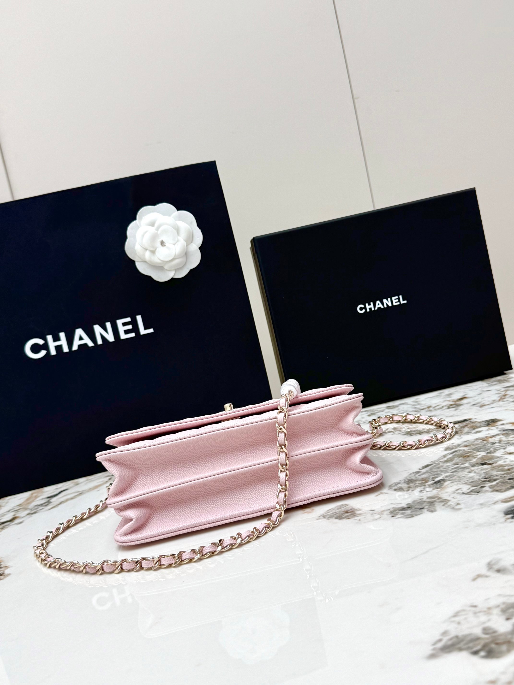 【进口原厂皮🇫🇷】&yen;640 【配盒】CHANEL[玫瑰]香奈儿26C珍珠手柄出货啦 金色金属锁扣 精致手柄设计更显时尚 颗粒球纹进口牛皮配金属复古五金  质感耐磨耐用 经典设计风格 百搭实用 可手提可斜垮可单肩 真的很精致哦  高颜值 小巧 越来越爱这个链条包了 随手拎着都很美腻啦 搭配任何衣服都能让你绝绝美 这季新品让人很惊喜。 
型号：AP4939                                                  尺寸: 18.5cmX11cmX6cm！
