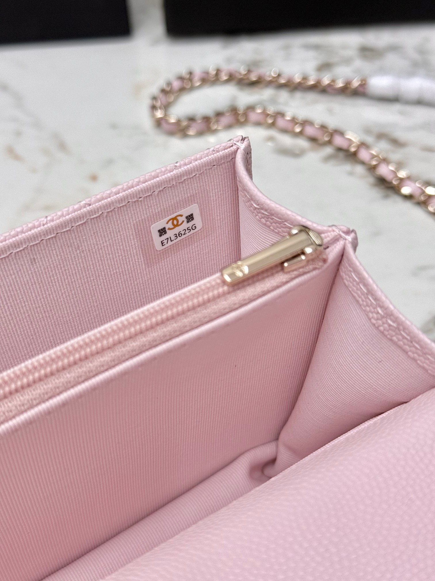 【进口原厂皮🇫🇷】&yen;640 【配盒】CHANEL[玫瑰]香奈儿26C珍珠手柄出货啦 金色金属锁扣 精致手柄设计更显时尚 颗粒球纹进口牛皮配金属复古五金  质感耐磨耐用 经典设计风格 百搭实用 可手提可斜垮可单肩 真的很精致哦  高颜值 小巧 越来越爱这个链条包了 随手拎着都很美腻啦 搭配任何衣服都能让你绝绝美 这季新品让人很惊喜。 
型号：AP4939                                                  尺寸: 18.5cmX11cmX6cm！