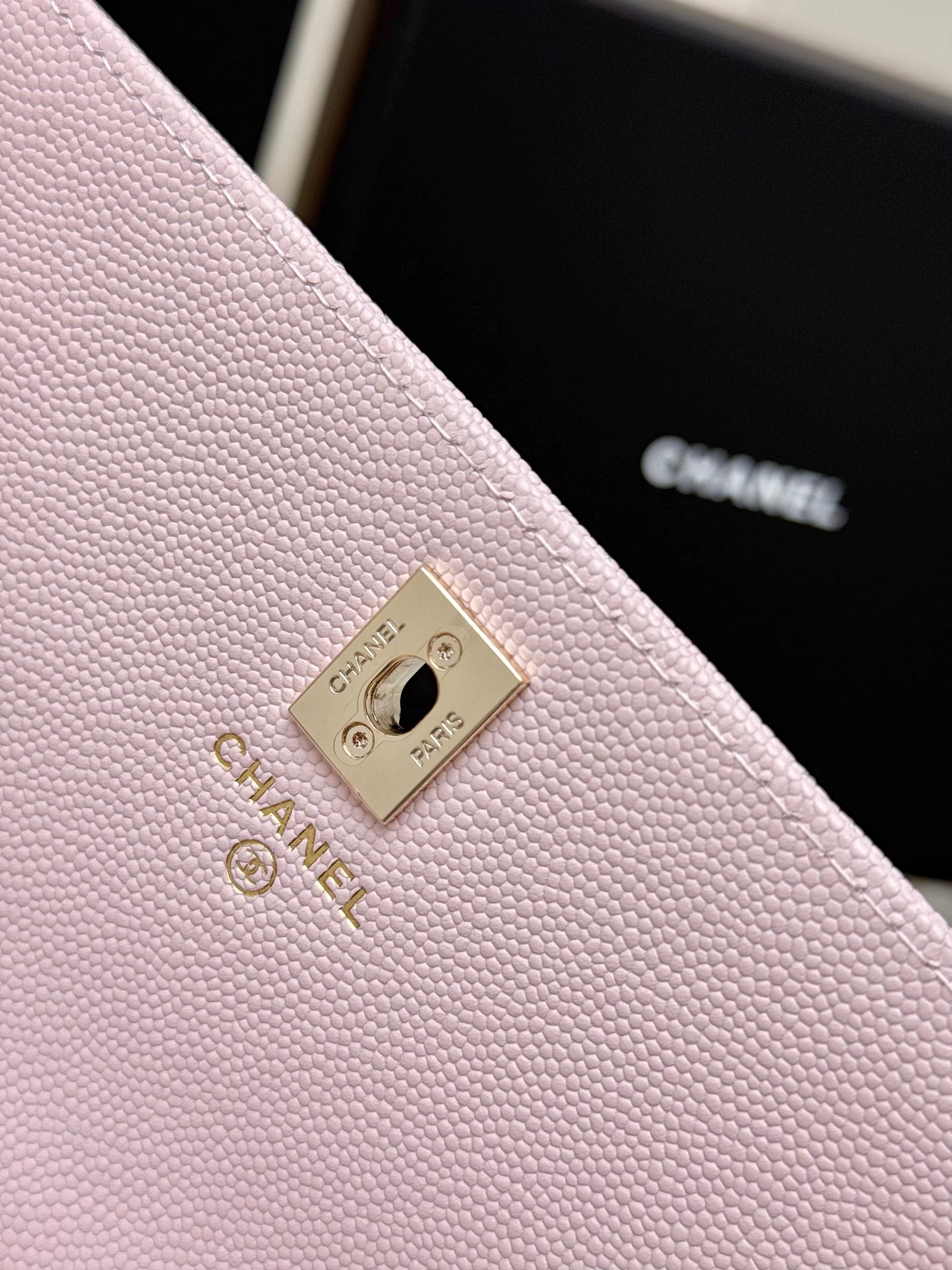 【进口原厂皮🇫🇷】&yen;640 【配盒】CHANEL[玫瑰]香奈儿26C珍珠手柄出货啦 金色金属锁扣 精致手柄设计更显时尚 颗粒球纹进口牛皮配金属复古五金  质感耐磨耐用 经典设计风格 百搭实用 可手提可斜垮可单肩 真的很精致哦  高颜值 小巧 越来越爱这个链条包了 随手拎着都很美腻啦 搭配任何衣服都能让你绝绝美 这季新品让人很惊喜。 
型号：AP4939                                                  尺寸: 18.5cmX11cmX6cm！