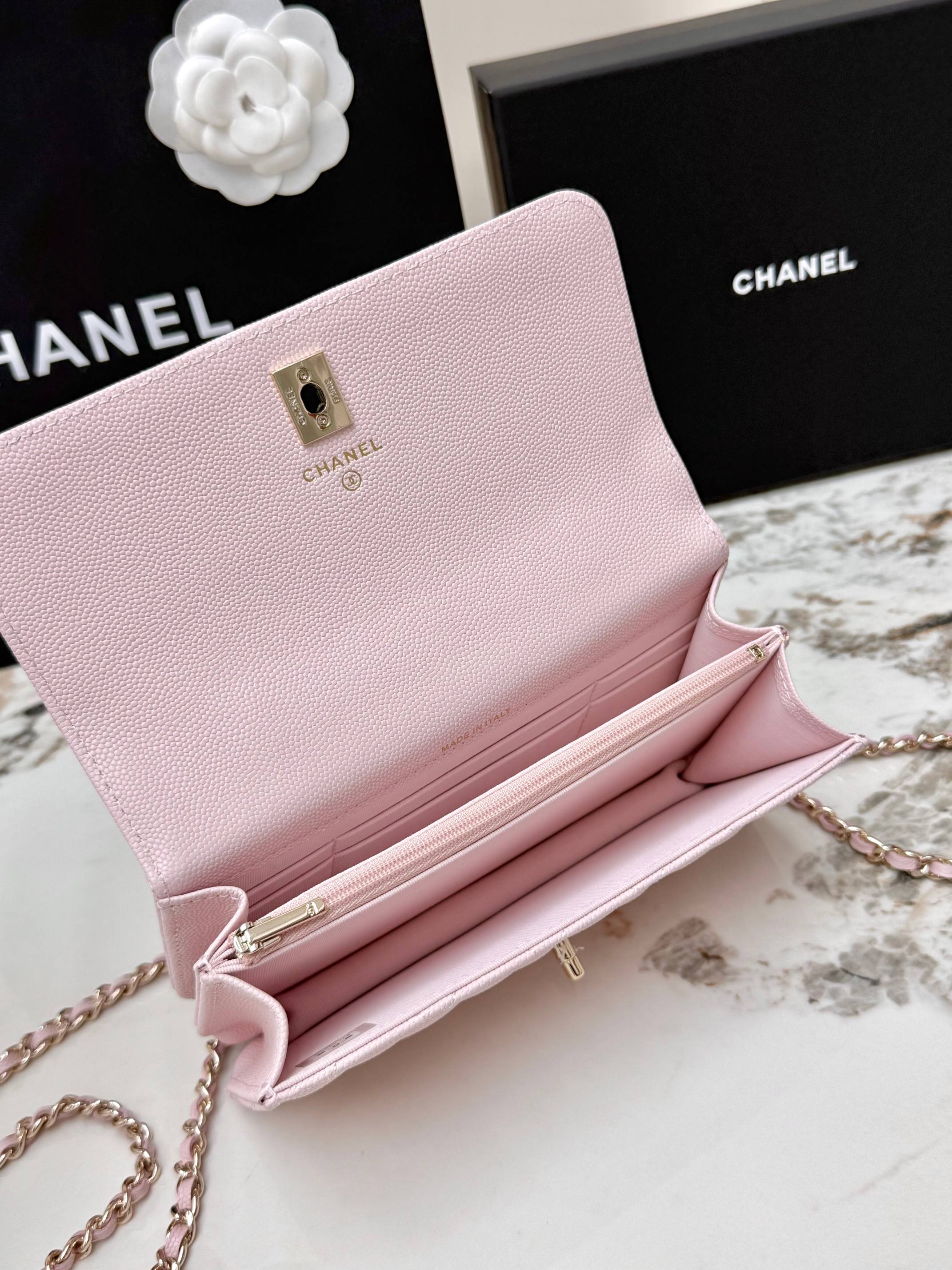 【进口原厂皮🇫🇷】&yen;640 【配盒】CHANEL[玫瑰]香奈儿26C珍珠手柄出货啦 金色金属锁扣 精致手柄设计更显时尚 颗粒球纹进口牛皮配金属复古五金  质感耐磨耐用 经典设计风格 百搭实用 可手提可斜垮可单肩 真的很精致哦  高颜值 小巧 越来越爱这个链条包了 随手拎着都很美腻啦 搭配任何衣服都能让你绝绝美 这季新品让人很惊喜。 
型号：AP4939                                                  尺寸: 18.5cmX11cmX6cm！