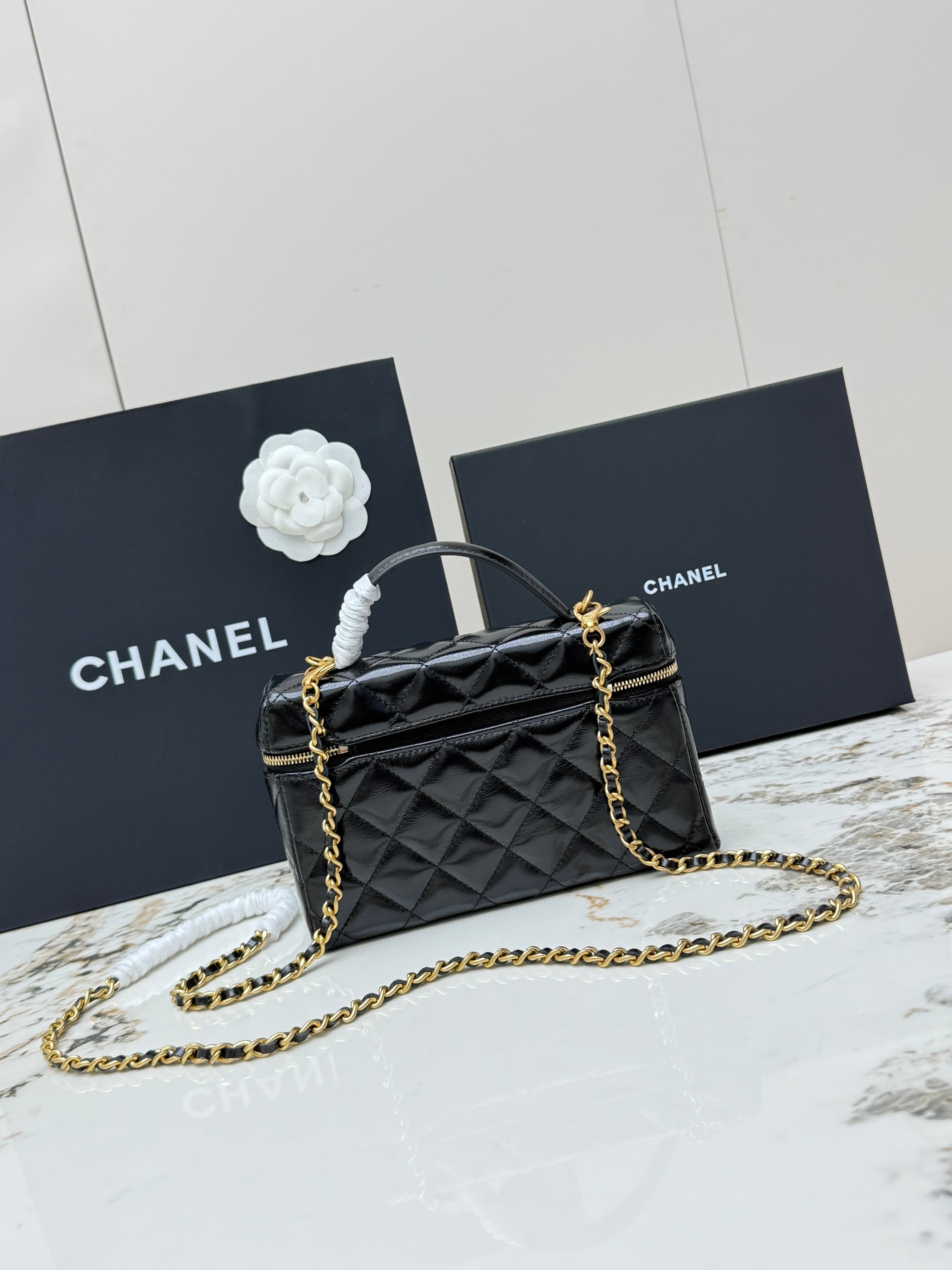 【进口原厂皮🇫🇷】&yen;640 【配盒】CHANEL[玫瑰]香奈儿新品油蜡皮饭盒包[咖啡]26C黑金饭盒包，油蜡羊皮材质，光泽感满满，耐磨不易划伤，经典菱格纹+复古金色五金，双CLogo点缀珍珠和镶钻，细节超精致！日常手机、化妆品都能装下，带有插卡位，可手提可斜挎都很百搭，实用又时髦，是香奈儿近年超火的热门款[强][强][强]
型号：AP4974
尺寸 ：17x19.5x5cm！