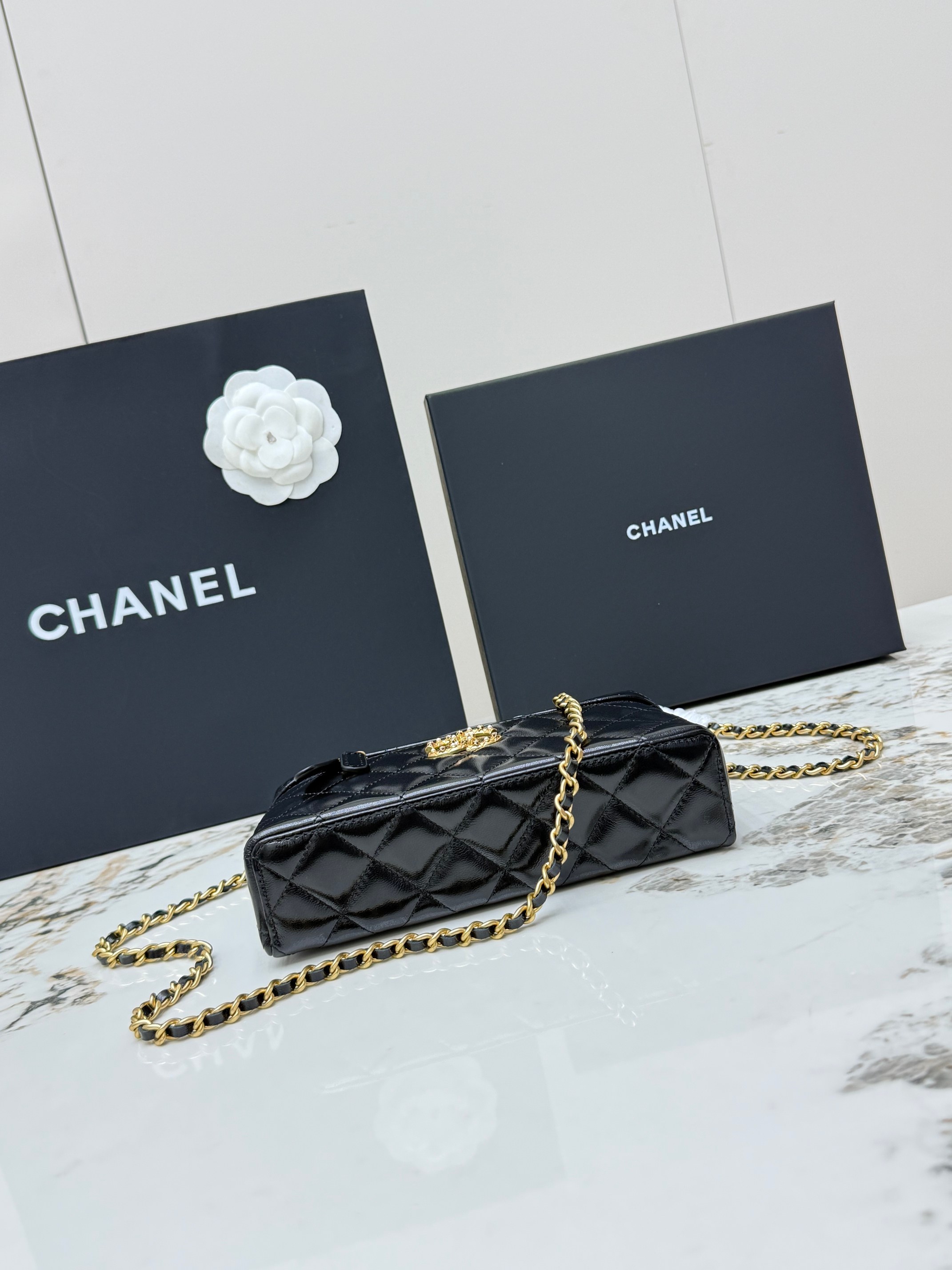 【进口原厂皮🇫🇷】&yen;640 【配盒】CHANEL[玫瑰]香奈儿新品油蜡皮饭盒包[咖啡]26C黑金饭盒包，油蜡羊皮材质，光泽感满满，耐磨不易划伤，经典菱格纹+复古金色五金，双CLogo点缀珍珠和镶钻，细节超精致！日常手机、化妆品都能装下，带有插卡位，可手提可斜挎都很百搭，实用又时髦，是香奈儿近年超火的热门款[强][强][强]
型号：AP4974
尺寸 ：17x19.5x5cm！