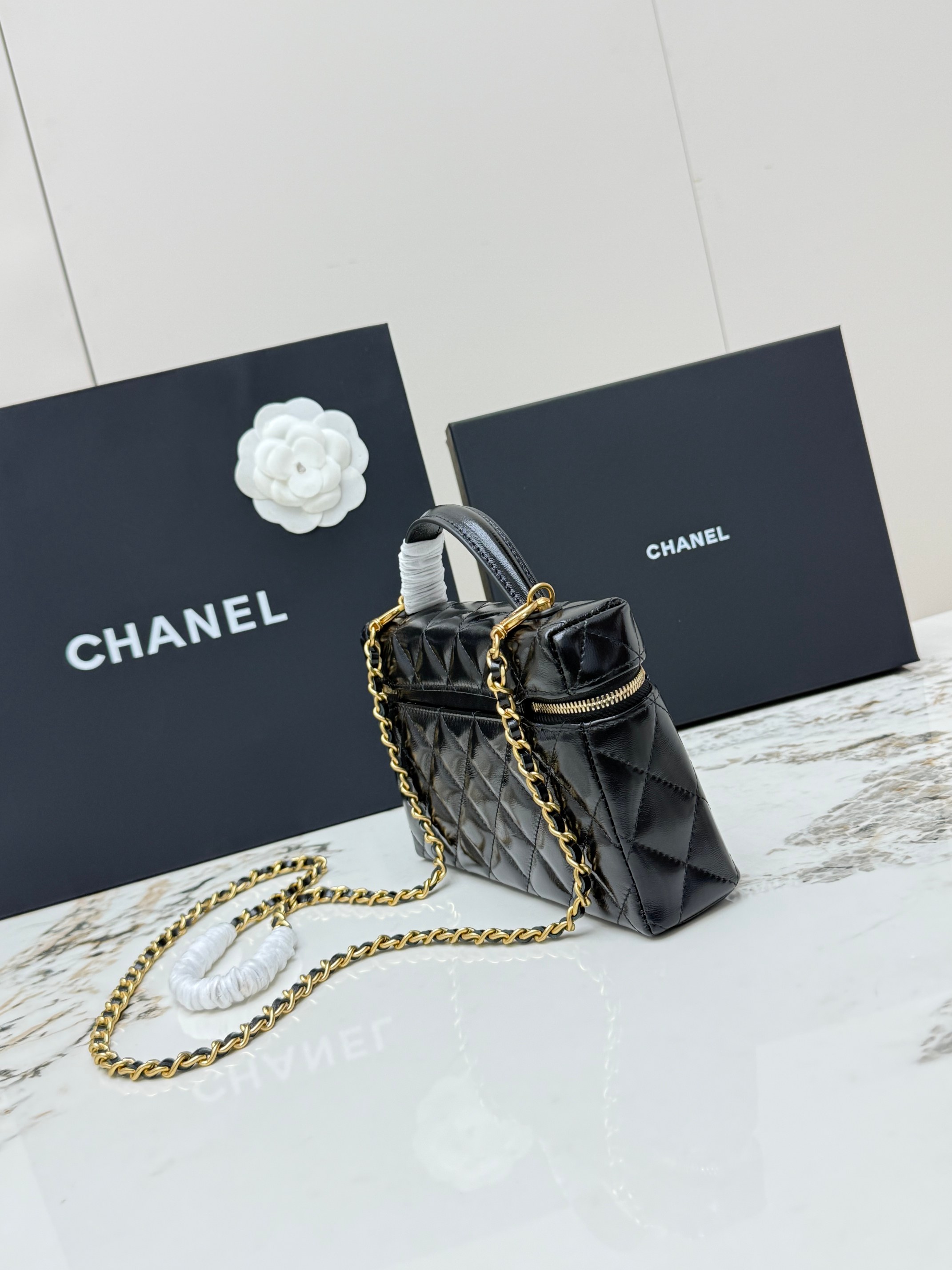 【进口原厂皮🇫🇷】&yen;640 【配盒】CHANEL[玫瑰]香奈儿新品油蜡皮饭盒包[咖啡]26C黑金饭盒包，油蜡羊皮材质，光泽感满满，耐磨不易划伤，经典菱格纹+复古金色五金，双CLogo点缀珍珠和镶钻，细节超精致！日常手机、化妆品都能装下，带有插卡位，可手提可斜挎都很百搭，实用又时髦，是香奈儿近年超火的热门款[强][强][强]
型号：AP4974
尺寸 ：17x19.5x5cm！