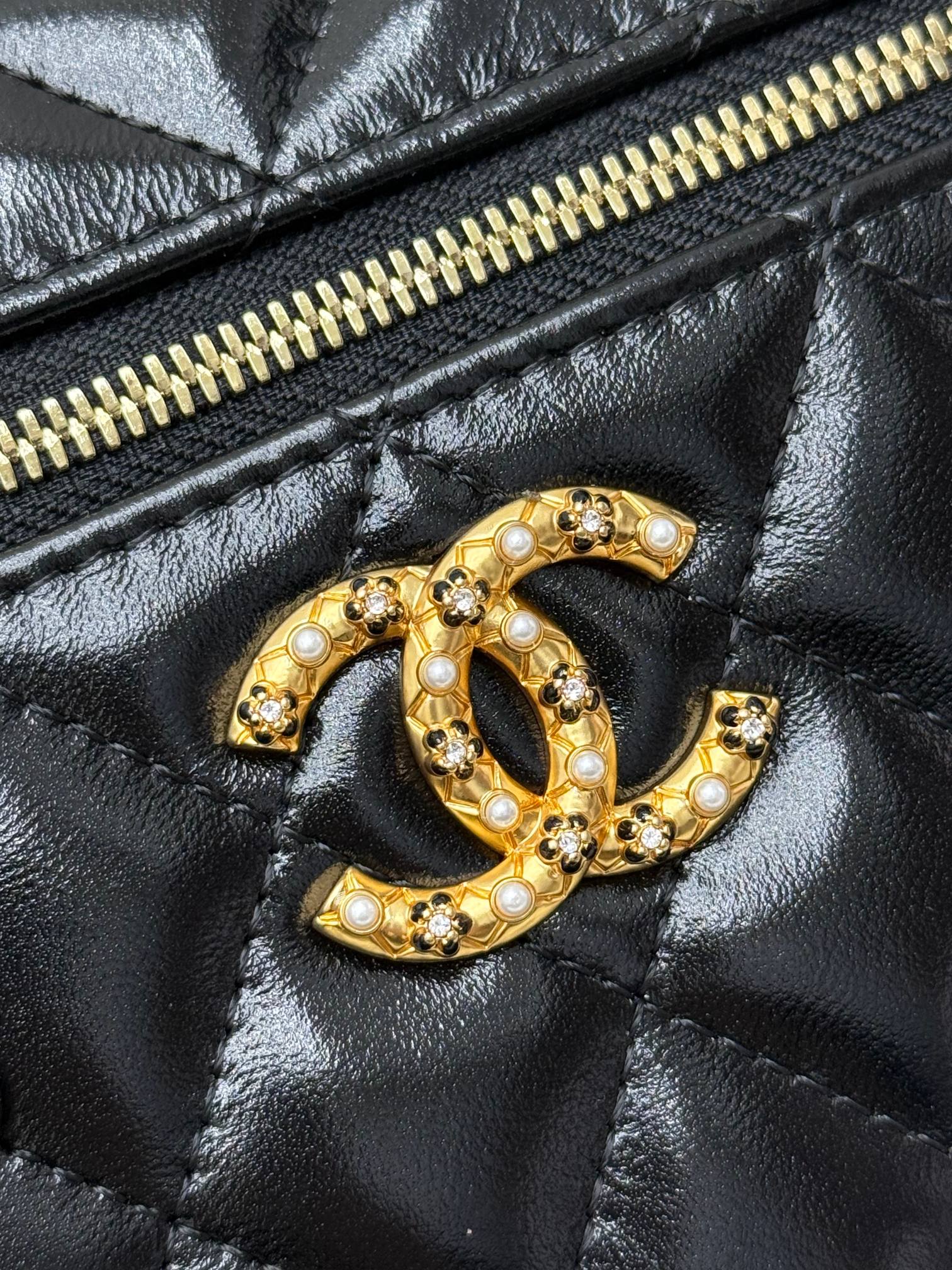 【进口原厂皮🇫🇷】&yen;640 【配盒】CHANEL[玫瑰]香奈儿新品油蜡皮饭盒包[咖啡]26C黑金饭盒包，油蜡羊皮材质，光泽感满满，耐磨不易划伤，经典菱格纹+复古金色五金，双CLogo点缀珍珠和镶钻，细节超精致！日常手机、化妆品都能装下，带有插卡位，可手提可斜挎都很百搭，实用又时髦，是香奈儿近年超火的热门款[强][强][强]
型号：AP4974
尺寸 ：17x19.5x5cm！