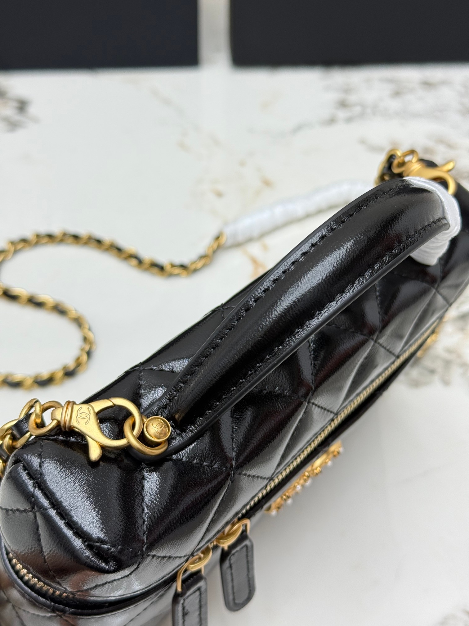 【进口原厂皮🇫🇷】&yen;640 【配盒】CHANEL[玫瑰]香奈儿新品油蜡皮饭盒包[咖啡]26C黑金饭盒包，油蜡羊皮材质，光泽感满满，耐磨不易划伤，经典菱格纹+复古金色五金，双CLogo点缀珍珠和镶钻，细节超精致！日常手机、化妆品都能装下，带有插卡位，可手提可斜挎都很百搭，实用又时髦，是香奈儿近年超火的热门款[强][强][强]
型号：AP4974
尺寸 ：17x19.5x5cm！