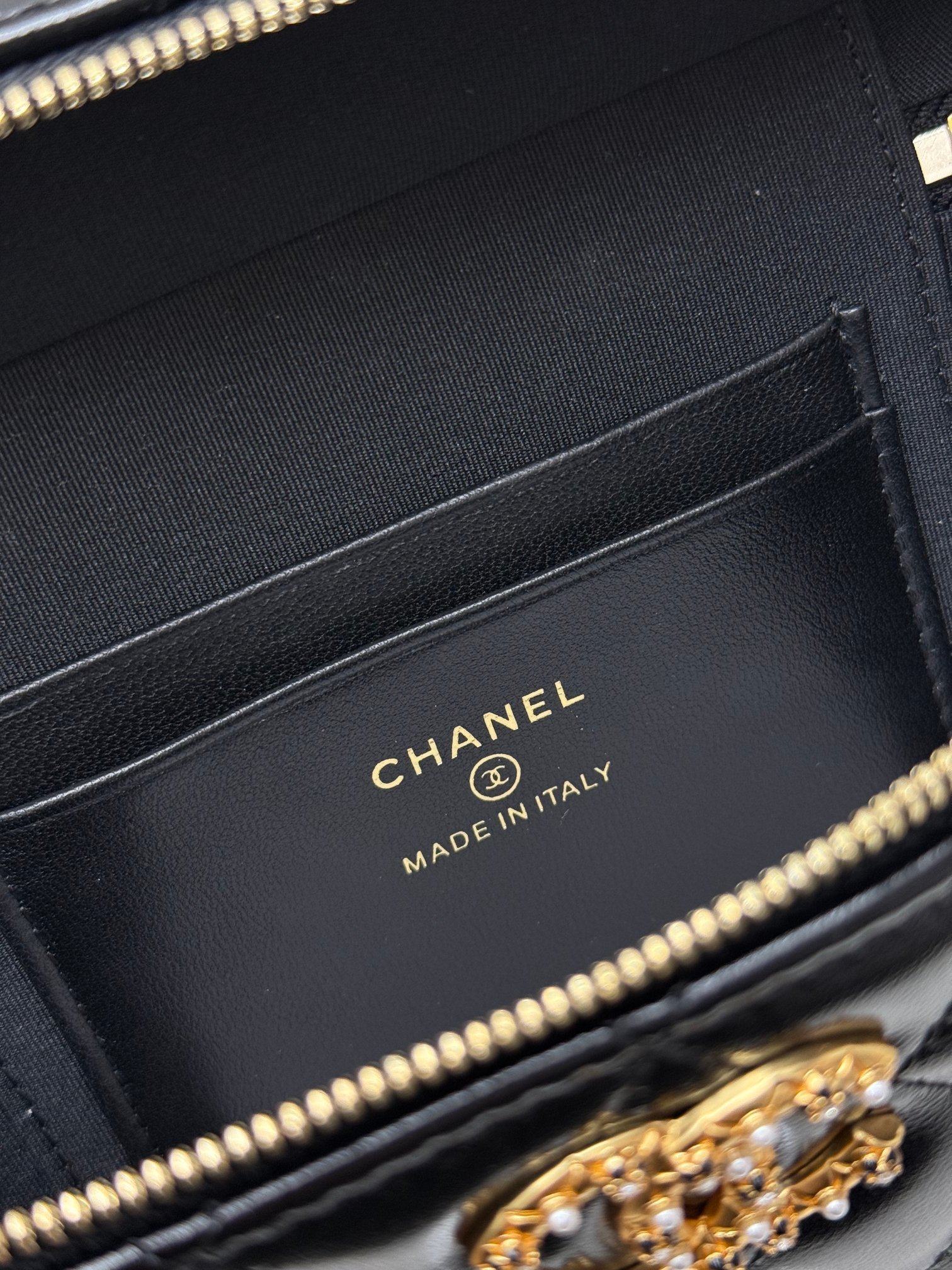 【进口原厂皮🇫🇷】&yen;640 【配盒】CHANEL[玫瑰]香奈儿新品油蜡皮饭盒包[咖啡]26C黑金饭盒包，油蜡羊皮材质，光泽感满满，耐磨不易划伤，经典菱格纹+复古金色五金，双CLogo点缀珍珠和镶钻，细节超精致！日常手机、化妆品都能装下，带有插卡位，可手提可斜挎都很百搭，实用又时髦，是香奈儿近年超火的热门款[强][强][强]
型号：AP4974
尺寸 ：17x19.5x5cm！