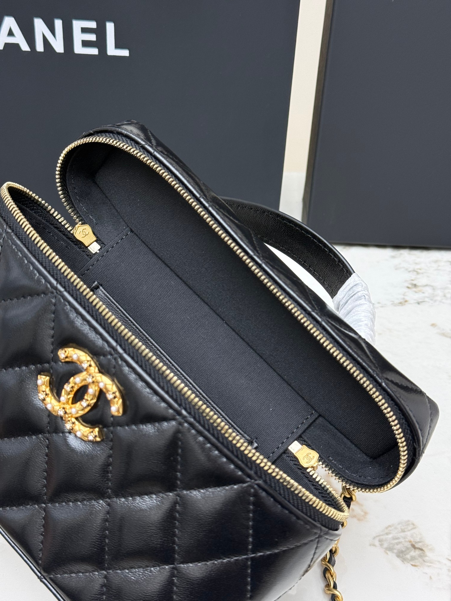【进口原厂皮🇫🇷】&yen;640 【配盒】CHANEL[玫瑰]香奈儿新品油蜡皮饭盒包[咖啡]26C黑金饭盒包，油蜡羊皮材质，光泽感满满，耐磨不易划伤，经典菱格纹+复古金色五金，双CLogo点缀珍珠和镶钻，细节超精致！日常手机、化妆品都能装下，带有插卡位，可手提可斜挎都很百搭，实用又时髦，是香奈儿近年超火的热门款[强][强][强]
型号：AP4974
尺寸 ：17x19.5x5cm！