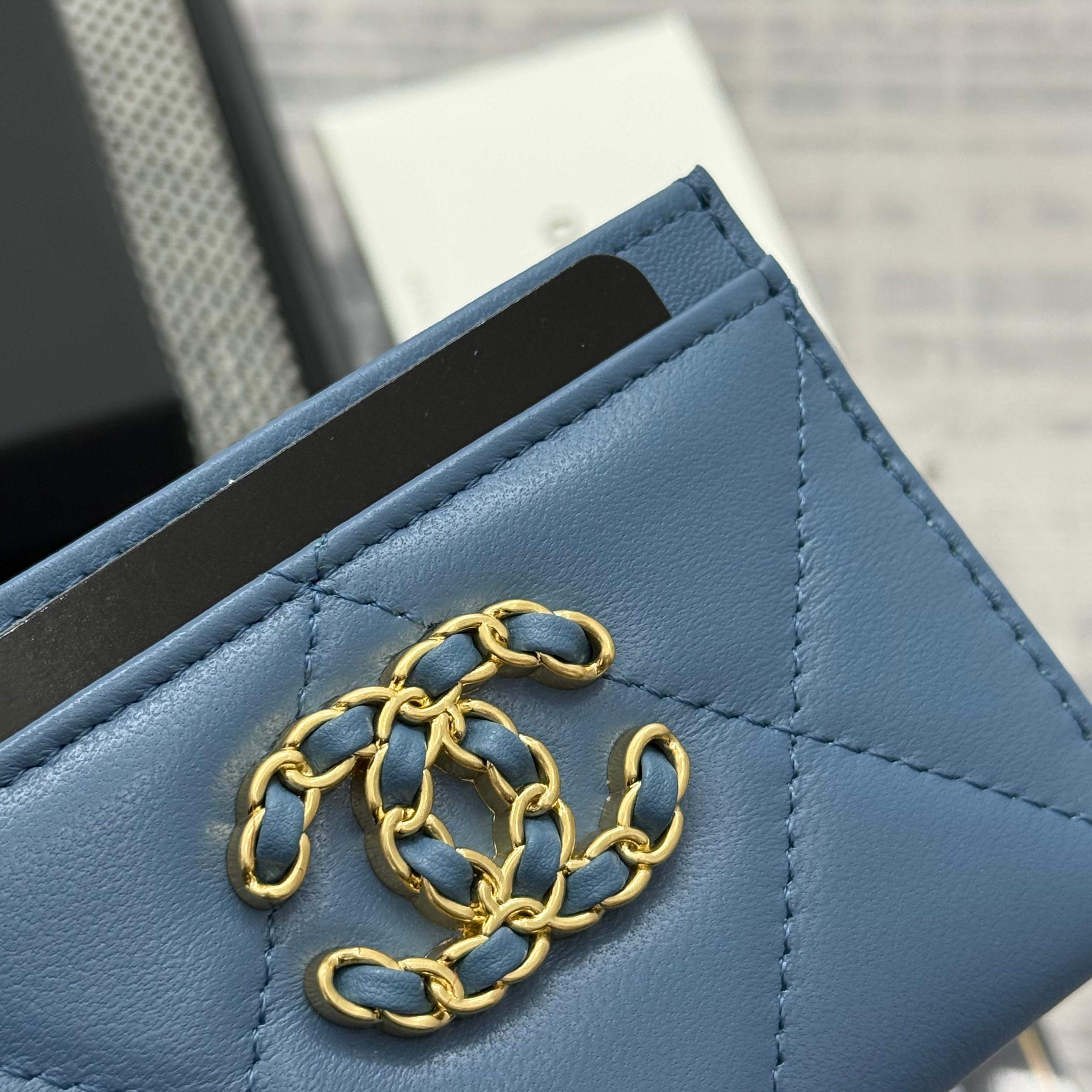 【进口原厂皮🇫🇷】&yen;200 CHANEL[玫瑰]小香[咖啡]2025新品绣花小羊皮卡包 今年最流行得大菱格卡包，大大的菱格加上最新的logo非常时髦❤️片式卡包！可以放很多张卡非常实用，大小包都可以装下❤️。           型号：AP1167
尺寸：11.2&times;7.5&times;0.5cm！