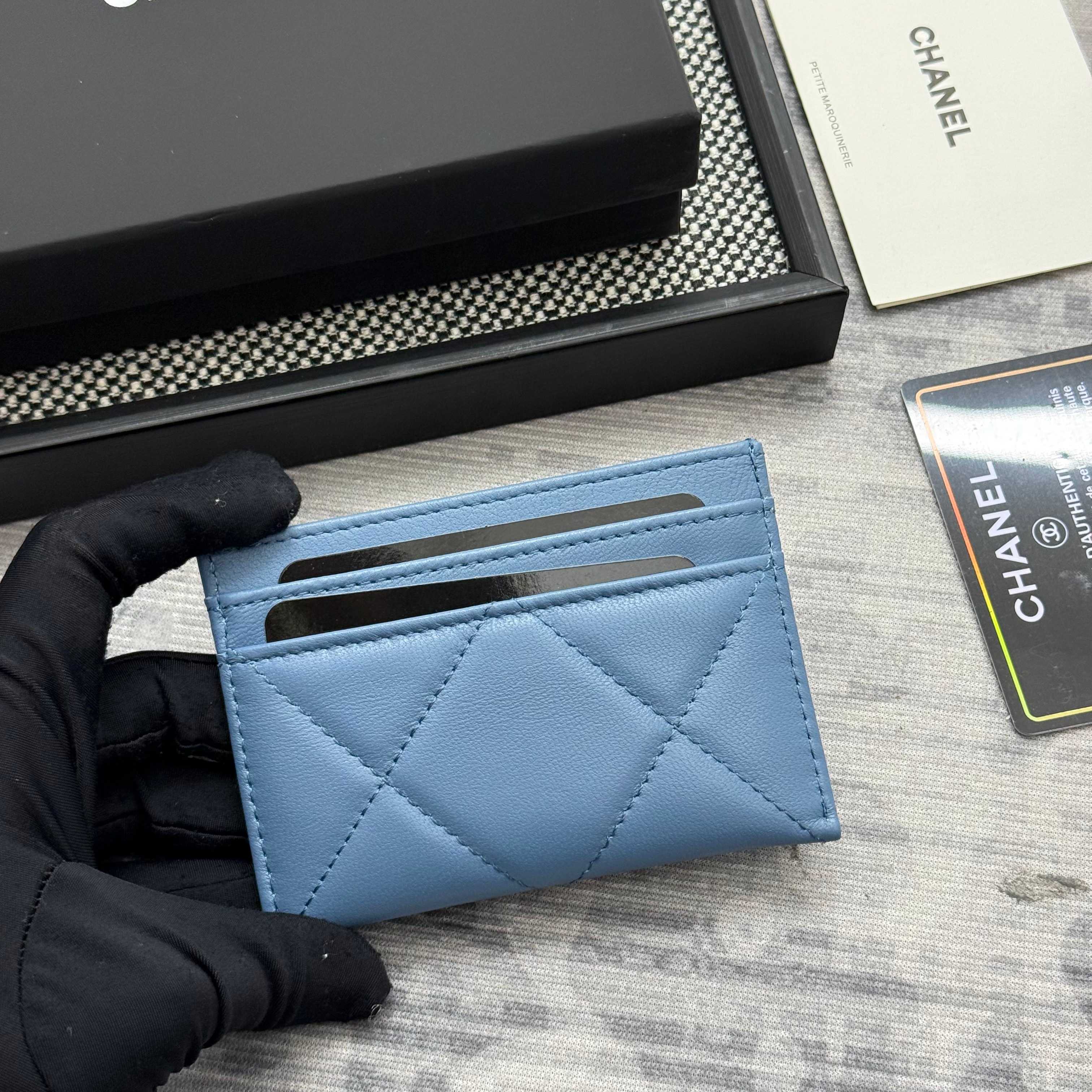 【进口原厂皮🇫🇷】&yen;200 CHANEL[玫瑰]小香[咖啡]2025新品绣花小羊皮卡包 今年最流行得大菱格卡包，大大的菱格加上最新的logo非常时髦❤️片式卡包！可以放很多张卡非常实用，大小包都可以装下❤️。           型号：AP1167
尺寸：11.2&times;7.5&times;0.5cm！