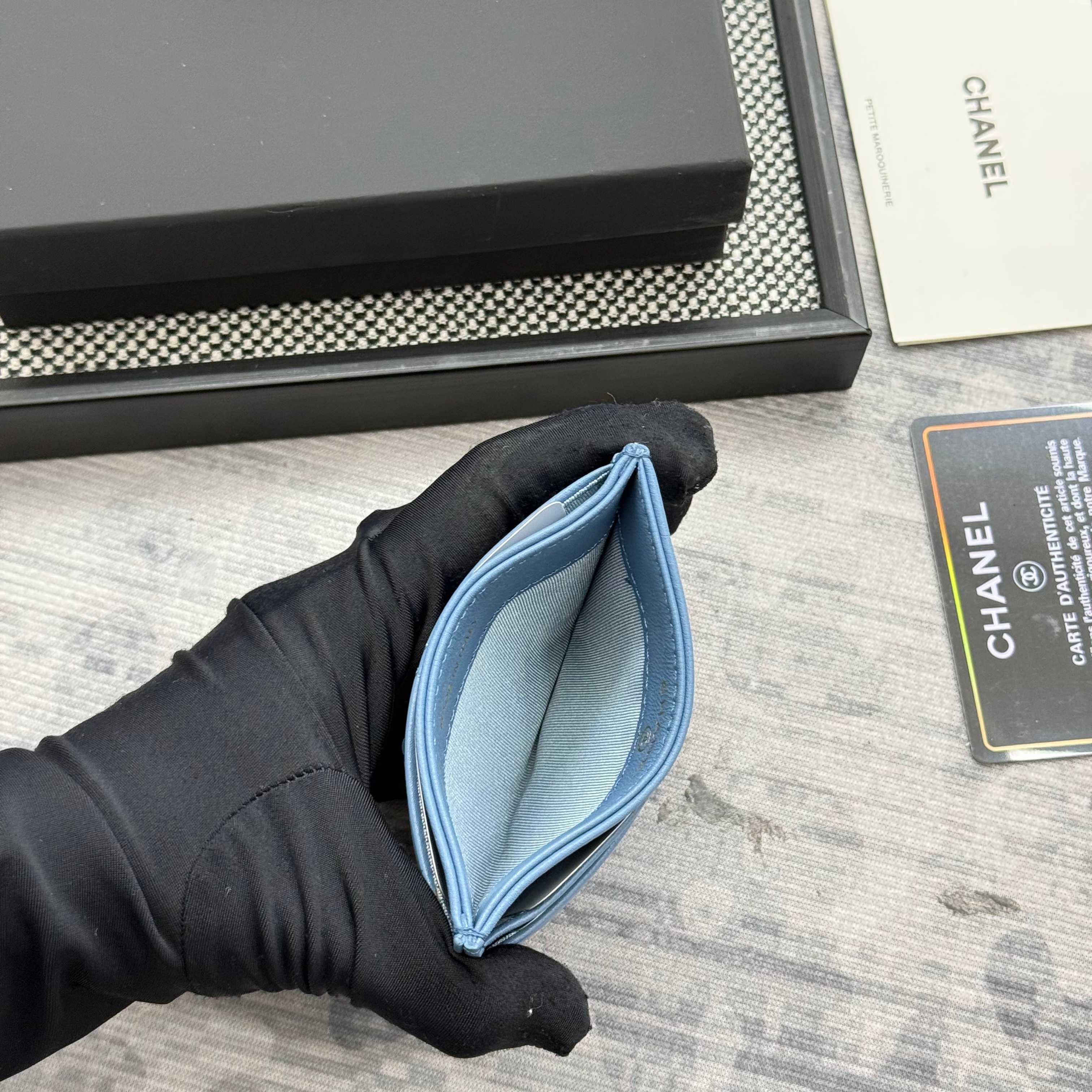 【进口原厂皮🇫🇷】&yen;200 CHANEL[玫瑰]小香[咖啡]2025新品绣花小羊皮卡包 今年最流行得大菱格卡包，大大的菱格加上最新的logo非常时髦❤️片式卡包！可以放很多张卡非常实用，大小包都可以装下❤️。           型号：AP1167
尺寸：11.2&times;7.5&times;0.5cm！