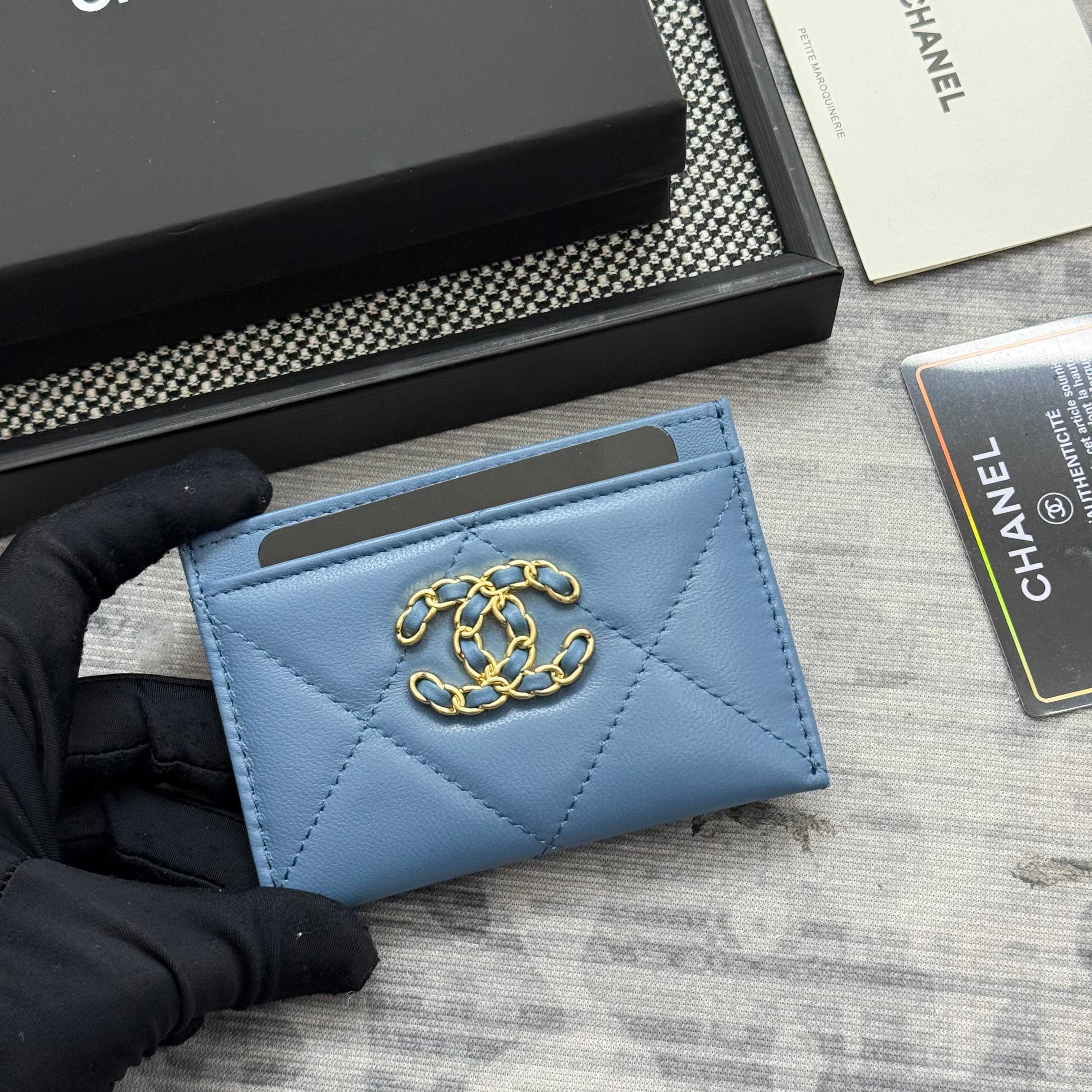 【进口原厂皮🇫🇷】&yen;200 CHANEL[玫瑰]小香[咖啡]2025新品绣花小羊皮卡包 今年最流行得大菱格卡包，大大的菱格加上最新的logo非常时髦❤️片式卡包！可以放很多张卡非常实用，大小包都可以装下❤️。           型号：AP1167
尺寸：11.2&times;7.5&times;0.5cm！