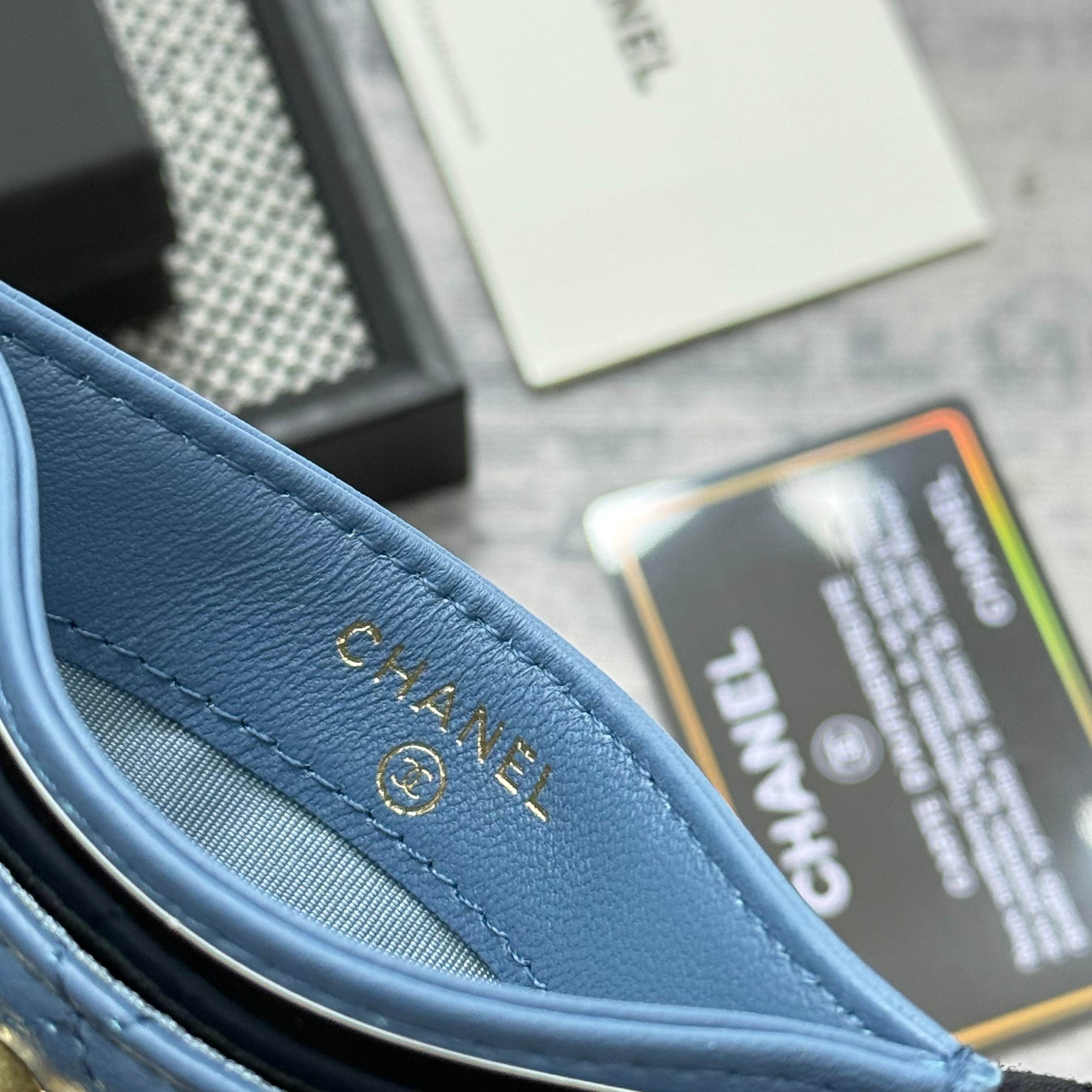 【进口原厂皮🇫🇷】&yen;200 CHANEL[玫瑰]小香[咖啡]2025新品绣花小羊皮卡包 今年最流行得大菱格卡包，大大的菱格加上最新的logo非常时髦❤️片式卡包！可以放很多张卡非常实用，大小包都可以装下❤️。           型号：AP1167
尺寸：11.2&times;7.5&times;0.5cm！