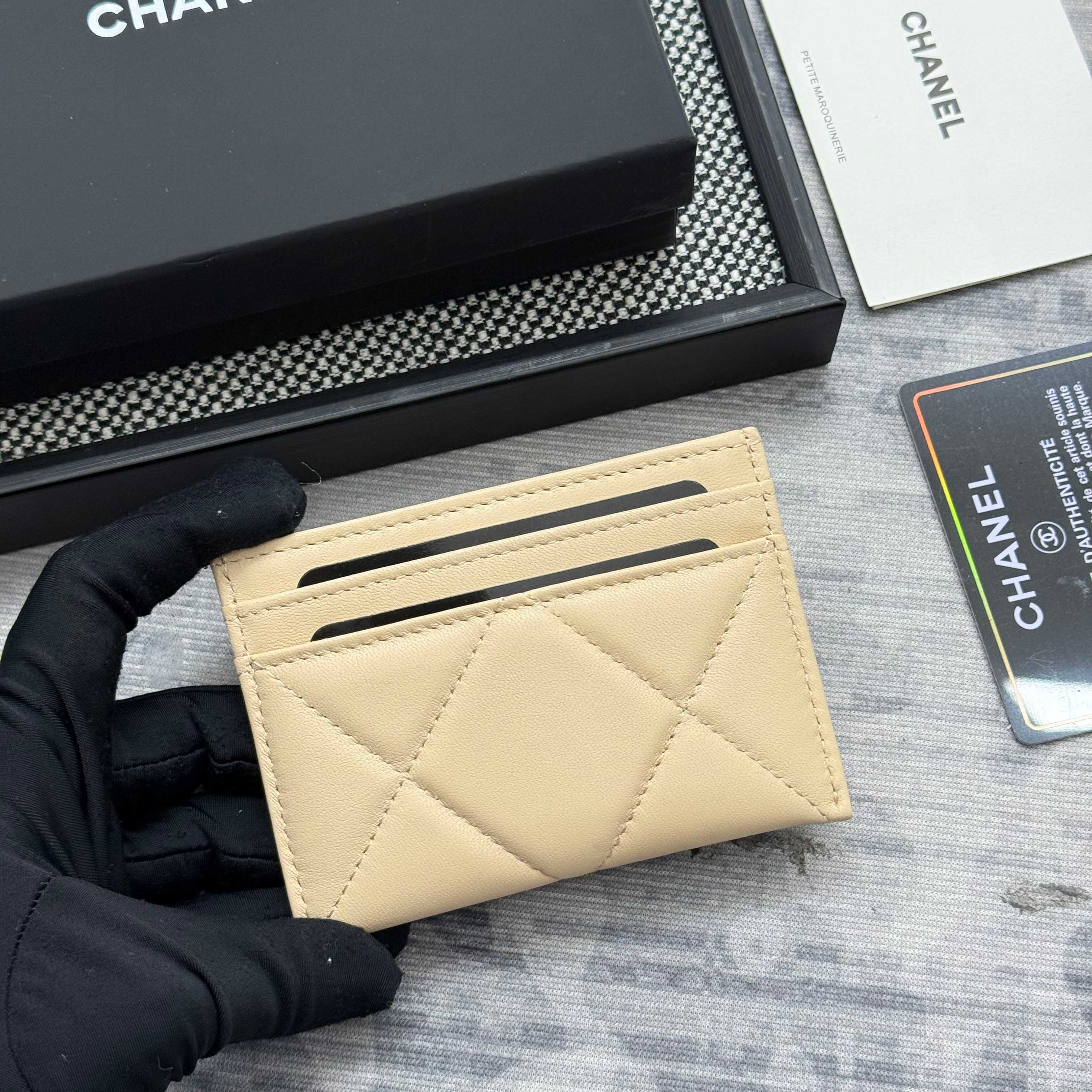 【进口原厂皮🇫🇷】&yen;200 CHANEL[玫瑰]小香[咖啡]2025新品绣花小羊皮卡包 今年最流行得大菱格卡包，大大的菱格加上最新的logo非常时髦❤️片式卡包！可以放很多张卡非常实用，大小包都可以装下❤️。           型号：AP1167
尺寸：11.2&times;7.5&times;0.5cm！