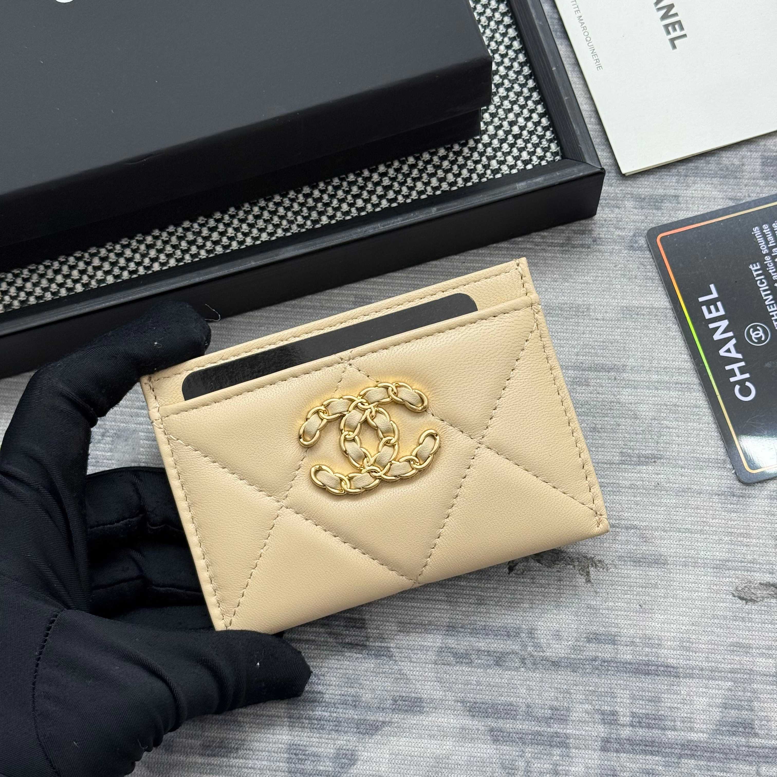 【进口原厂皮🇫🇷】&yen;200 CHANEL[玫瑰]小香[咖啡]2025新品绣花小羊皮卡包 今年最流行得大菱格卡包，大大的菱格加上最新的logo非常时髦❤️片式卡包！可以放很多张卡非常实用，大小包都可以装下❤️。           型号：AP1167
尺寸：11.2&times;7.5&times;0.5cm！