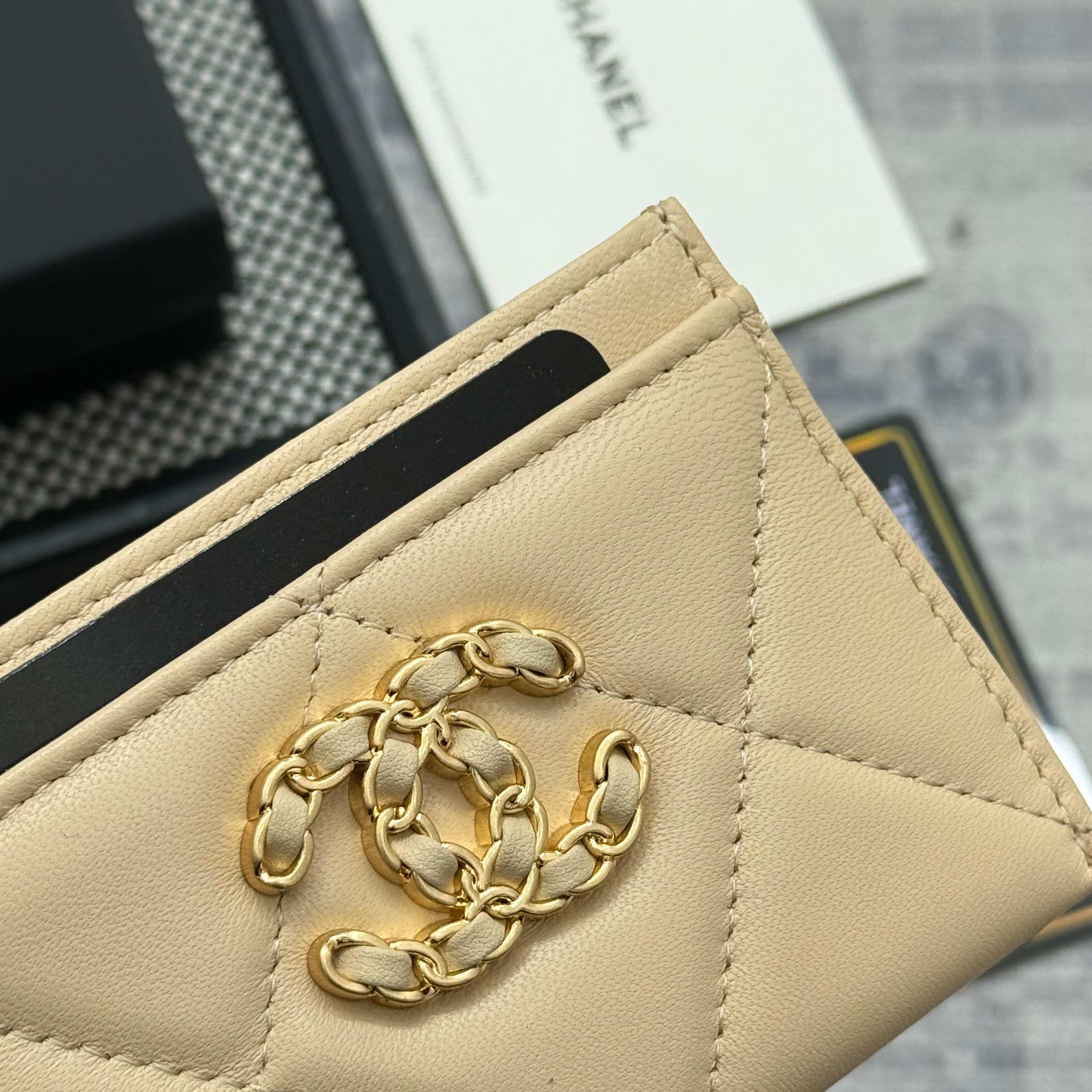 【进口原厂皮🇫🇷】&yen;200 CHANEL[玫瑰]小香[咖啡]2025新品绣花小羊皮卡包 今年最流行得大菱格卡包，大大的菱格加上最新的logo非常时髦❤️片式卡包！可以放很多张卡非常实用，大小包都可以装下❤️。           型号：AP1167
尺寸：11.2&times;7.5&times;0.5cm！