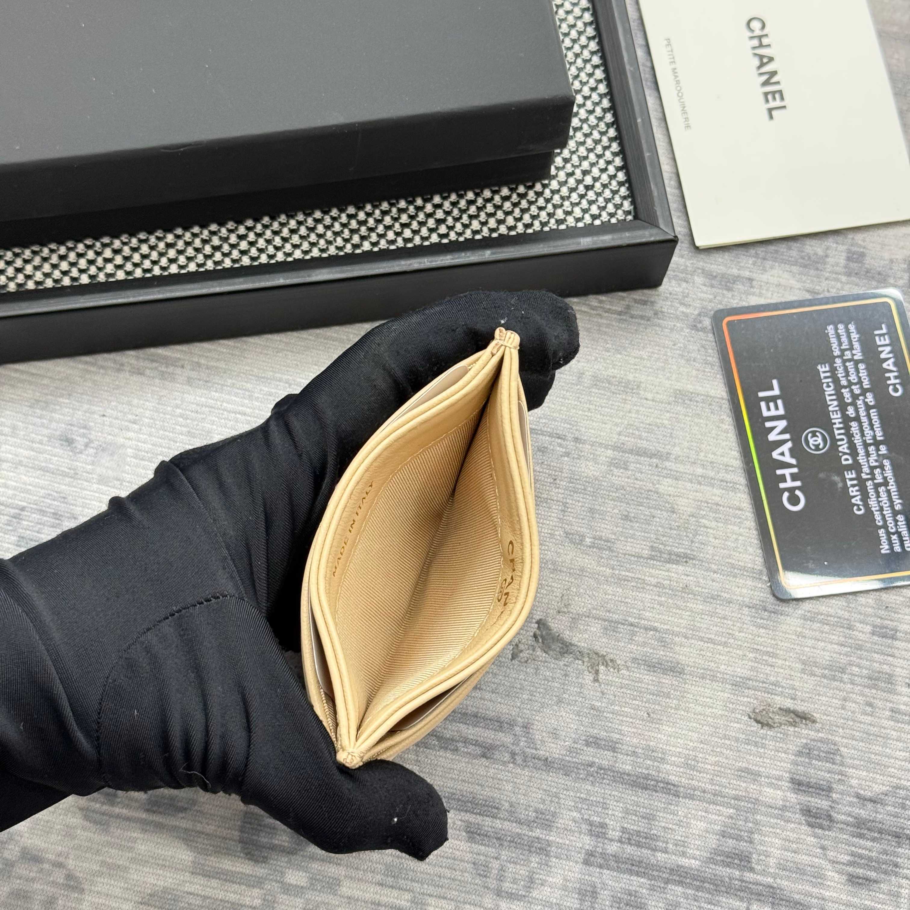 【进口原厂皮🇫🇷】&yen;200 CHANEL[玫瑰]小香[咖啡]2025新品绣花小羊皮卡包 今年最流行得大菱格卡包，大大的菱格加上最新的logo非常时髦❤️片式卡包！可以放很多张卡非常实用，大小包都可以装下❤️。           型号：AP1167
尺寸：11.2&times;7.5&times;0.5cm！