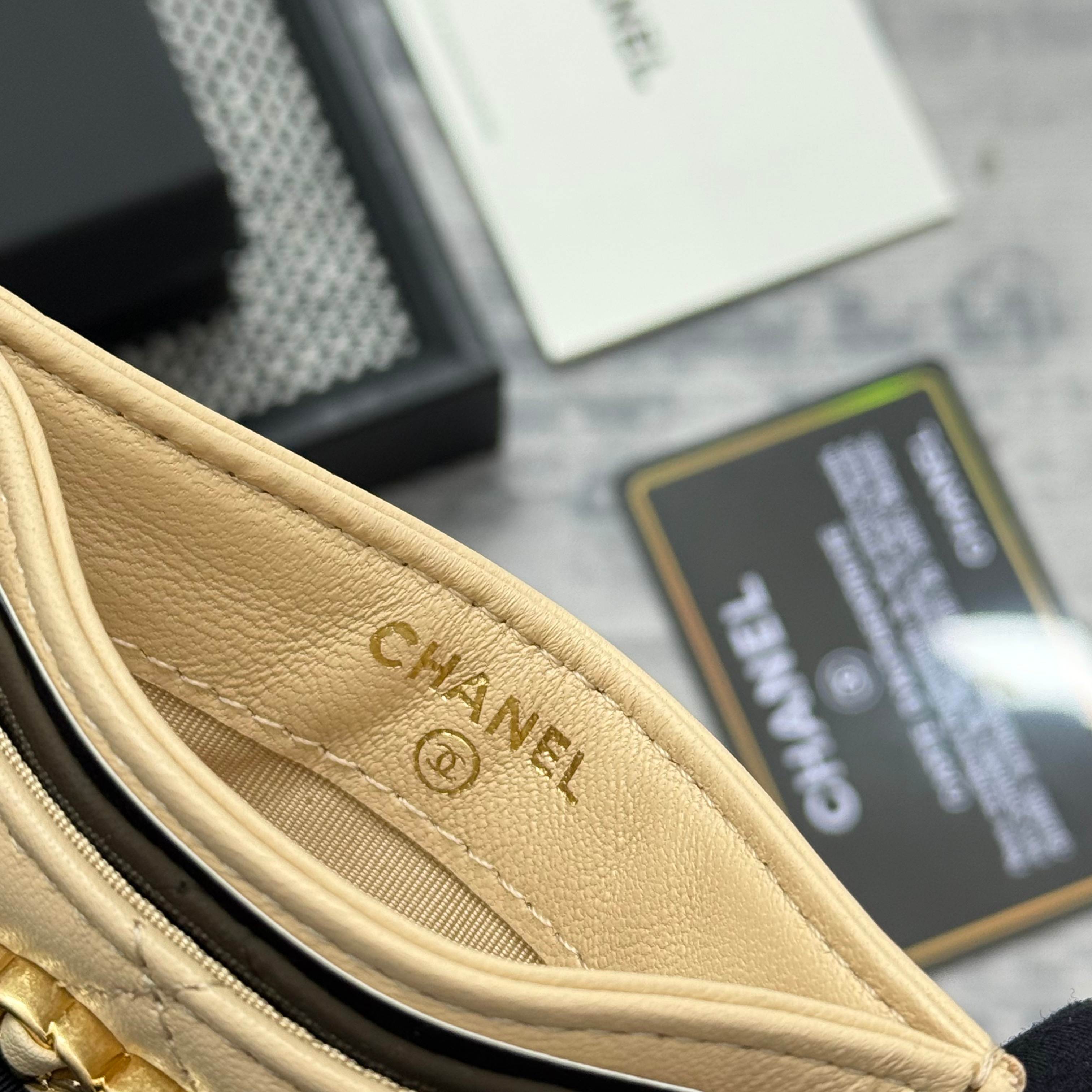【进口原厂皮🇫🇷】&yen;200 CHANEL[玫瑰]小香[咖啡]2025新品绣花小羊皮卡包 今年最流行得大菱格卡包，大大的菱格加上最新的logo非常时髦❤️片式卡包！可以放很多张卡非常实用，大小包都可以装下❤️。           型号：AP1167
尺寸：11.2&times;7.5&times;0.5cm！