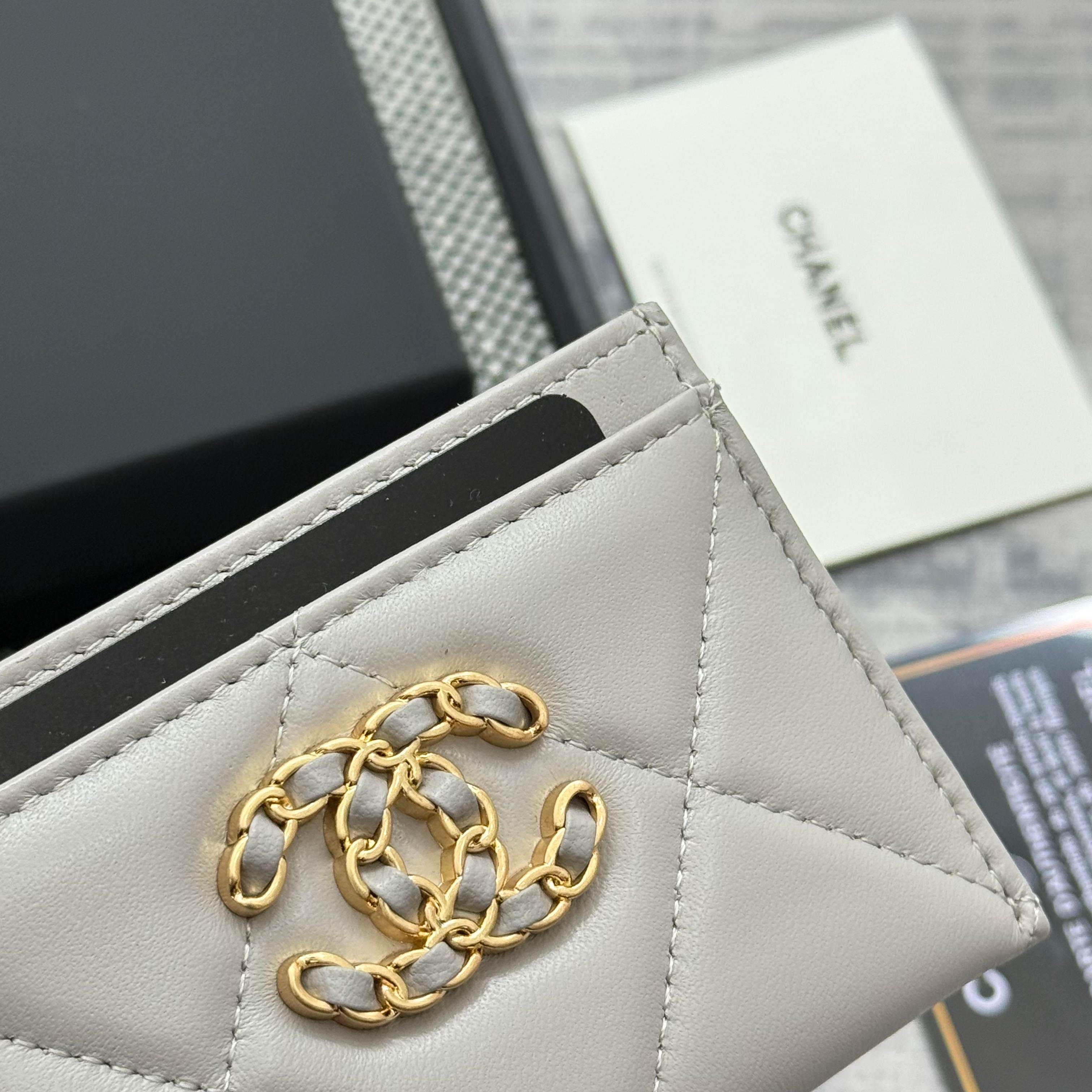 【进口原厂皮🇫🇷】&yen;200 CHANEL[玫瑰]小香[咖啡]2025新品绣花小羊皮卡包 今年最流行得大菱格卡包，大大的菱格加上最新的logo非常时髦❤️片式卡包！可以放很多张卡非常实用，大小包都可以装下❤️。           型号：AP1167
尺寸：11.2&times;7.5&times;0.5cm！