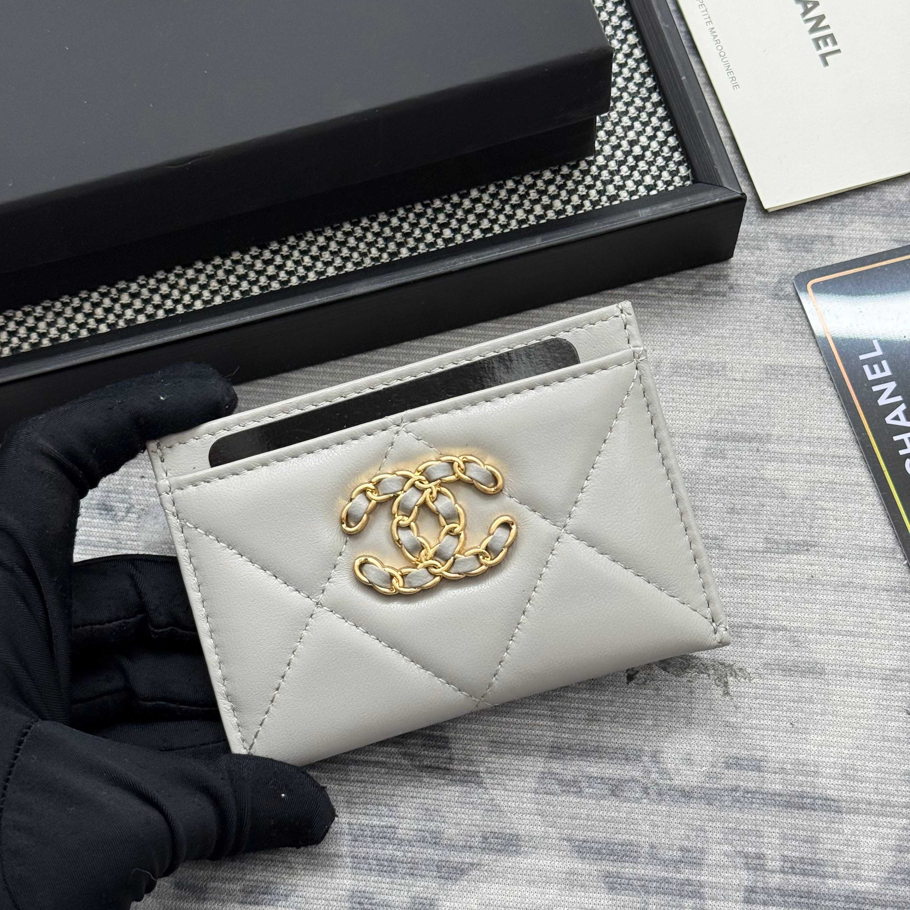 【进口原厂皮🇫🇷】&yen;200 CHANEL[玫瑰]小香[咖啡]2025新品绣花小羊皮卡包 今年最流行得大菱格卡包，大大的菱格加上最新的logo非常时髦❤️片式卡包！可以放很多张卡非常实用，大小包都可以装下❤️。           型号：AP1167
尺寸：11.2&times;7.5&times;0.5cm！