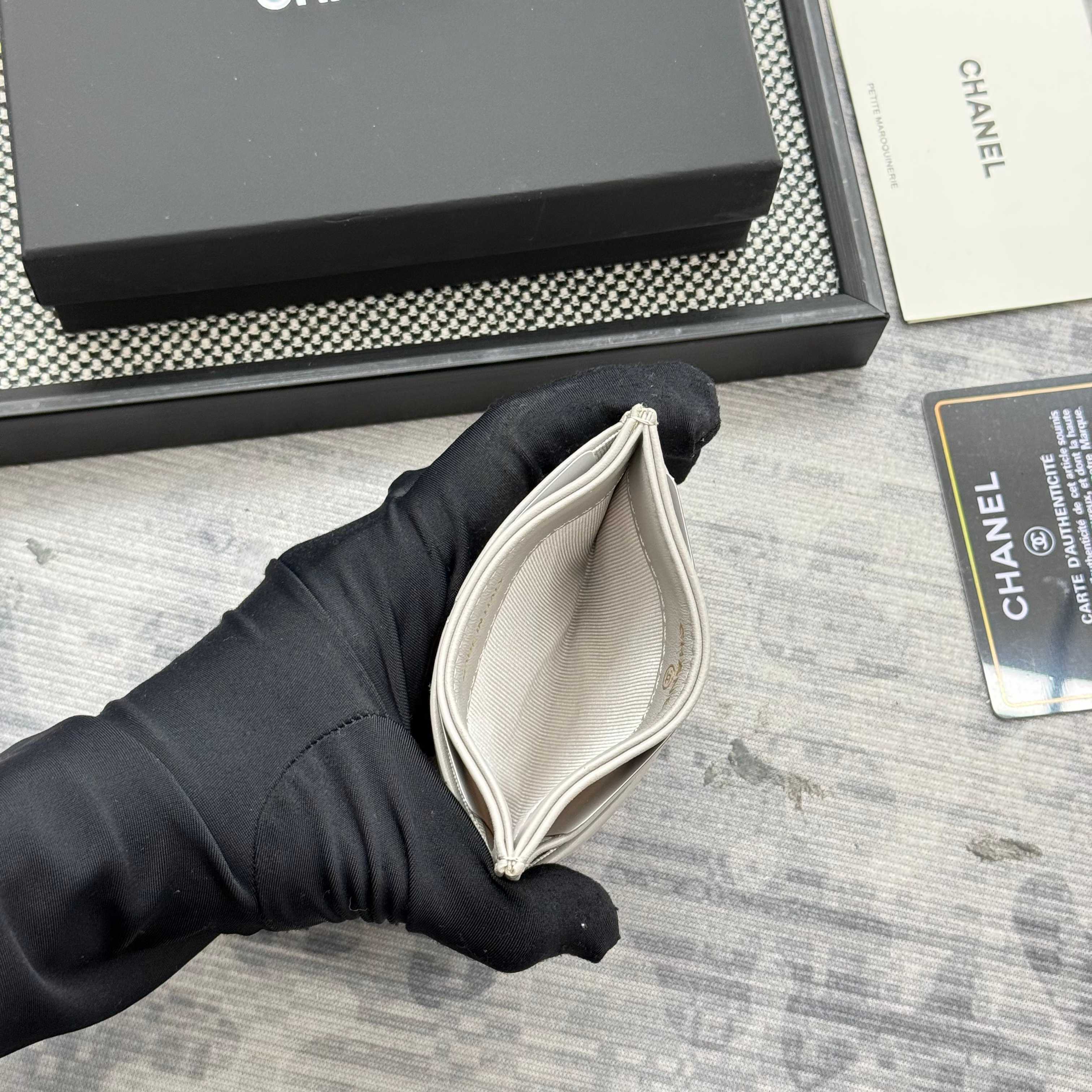 【进口原厂皮🇫🇷】&yen;200 CHANEL[玫瑰]小香[咖啡]2025新品绣花小羊皮卡包 今年最流行得大菱格卡包，大大的菱格加上最新的logo非常时髦❤️片式卡包！可以放很多张卡非常实用，大小包都可以装下❤️。           型号：AP1167
尺寸：11.2&times;7.5&times;0.5cm！