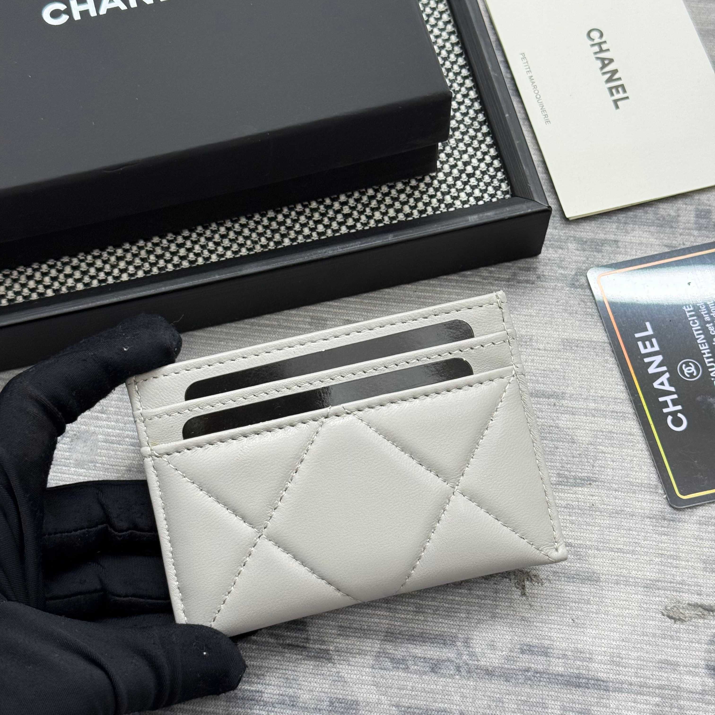 【进口原厂皮🇫🇷】&yen;200 CHANEL[玫瑰]小香[咖啡]2025新品绣花小羊皮卡包 今年最流行得大菱格卡包，大大的菱格加上最新的logo非常时髦❤️片式卡包！可以放很多张卡非常实用，大小包都可以装下❤️。           型号：AP1167
尺寸：11.2&times;7.5&times;0.5cm！