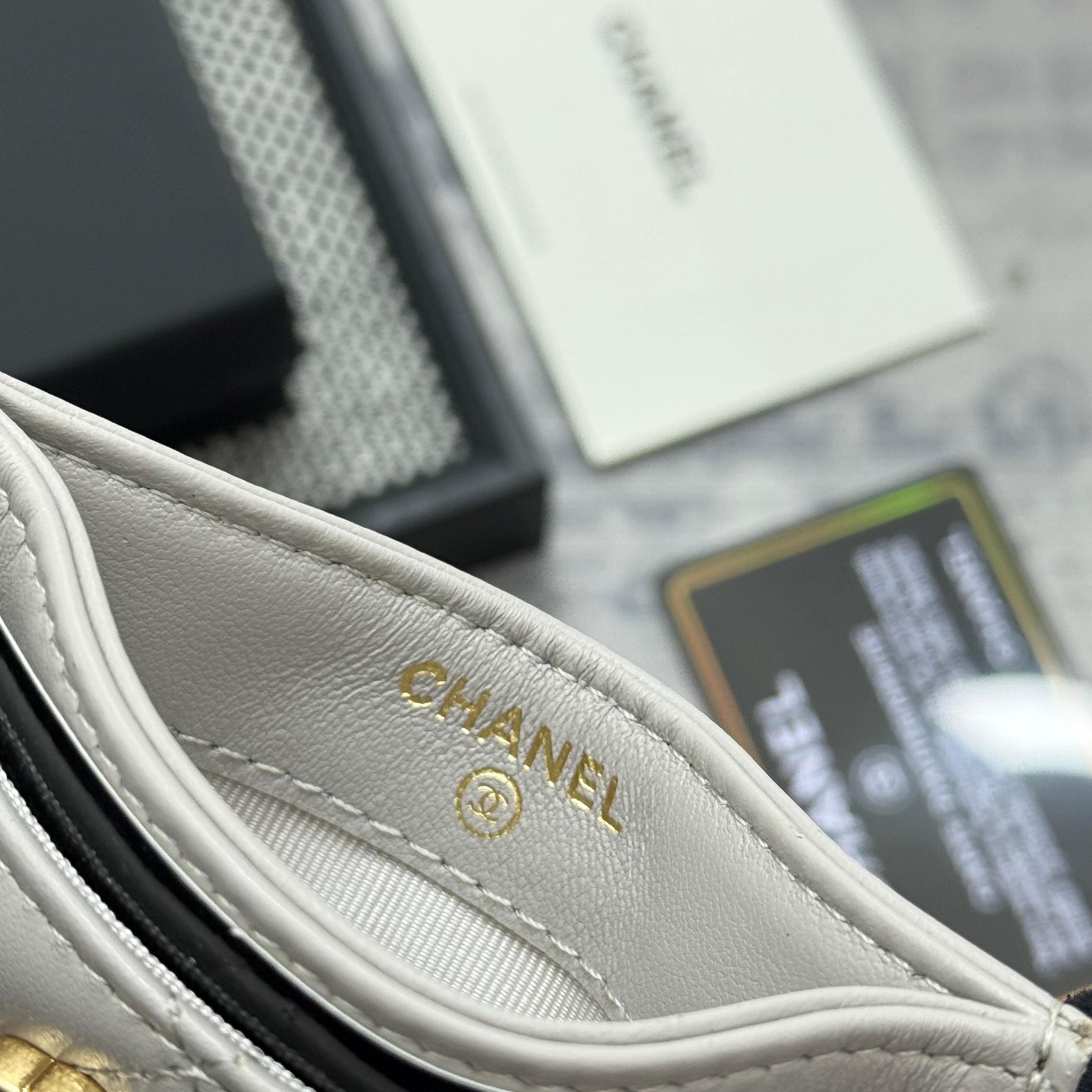 【进口原厂皮🇫🇷】&yen;200 CHANEL[玫瑰]小香[咖啡]2025新品绣花小羊皮卡包 今年最流行得大菱格卡包，大大的菱格加上最新的logo非常时髦❤️片式卡包！可以放很多张卡非常实用，大小包都可以装下❤️。           型号：AP1167
尺寸：11.2&times;7.5&times;0.5cm！