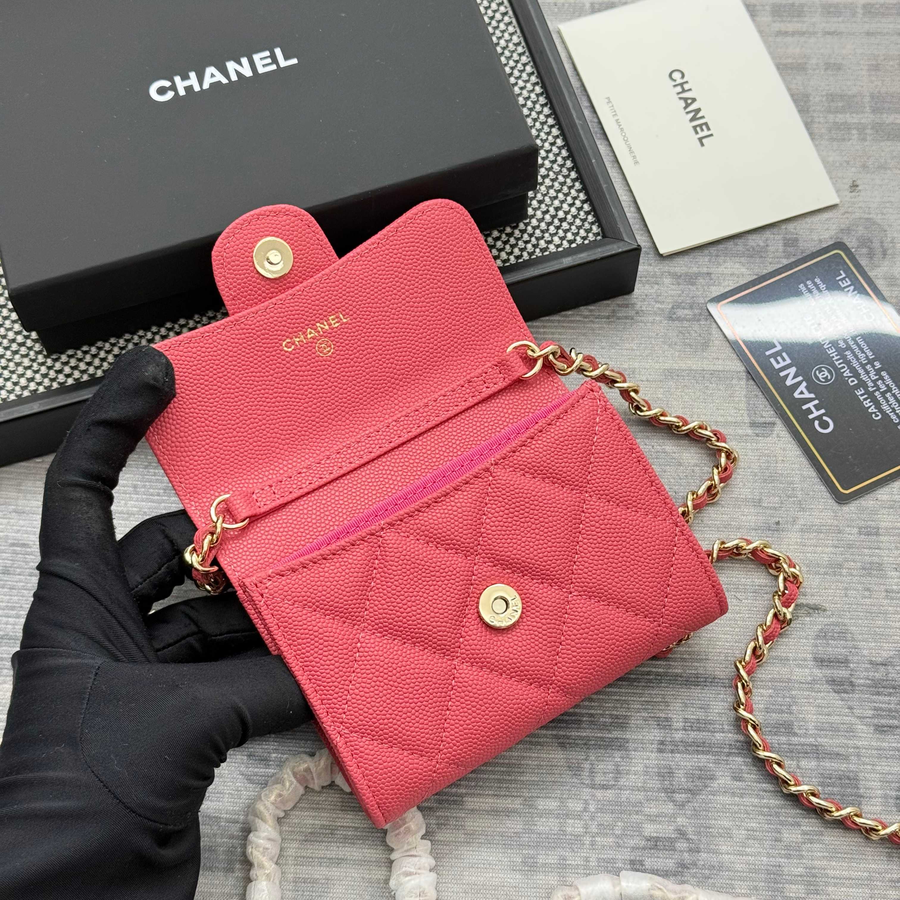 【进口原厂皮🇫🇷】&yen;280 CHANEL[玫瑰]小香[咖啡]新品SS19磁扣链条包，2025年新升级磁吸扣
小香链条小包、鱼子酱牛皮制作
可以装口红，信用卡 一些小零钱
型号：AP0238（原单品质）
尺寸：8.5x12.5x2.5cm！