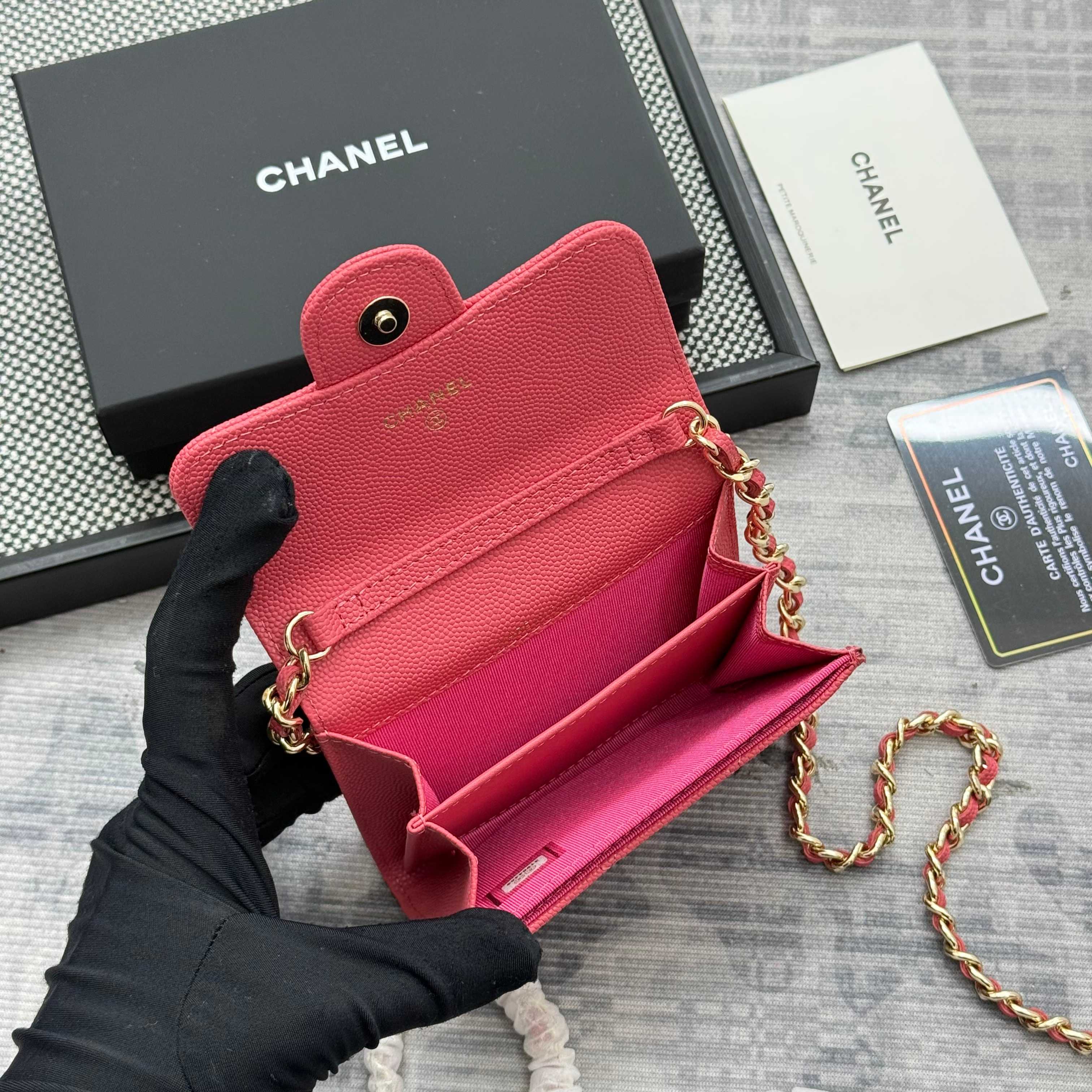 【进口原厂皮🇫🇷】&yen;280 CHANEL[玫瑰]小香[咖啡]新品SS19磁扣链条包，2025年新升级磁吸扣
小香链条小包、鱼子酱牛皮制作
可以装口红，信用卡 一些小零钱
型号：AP0238（原单品质）
尺寸：8.5x12.5x2.5cm！