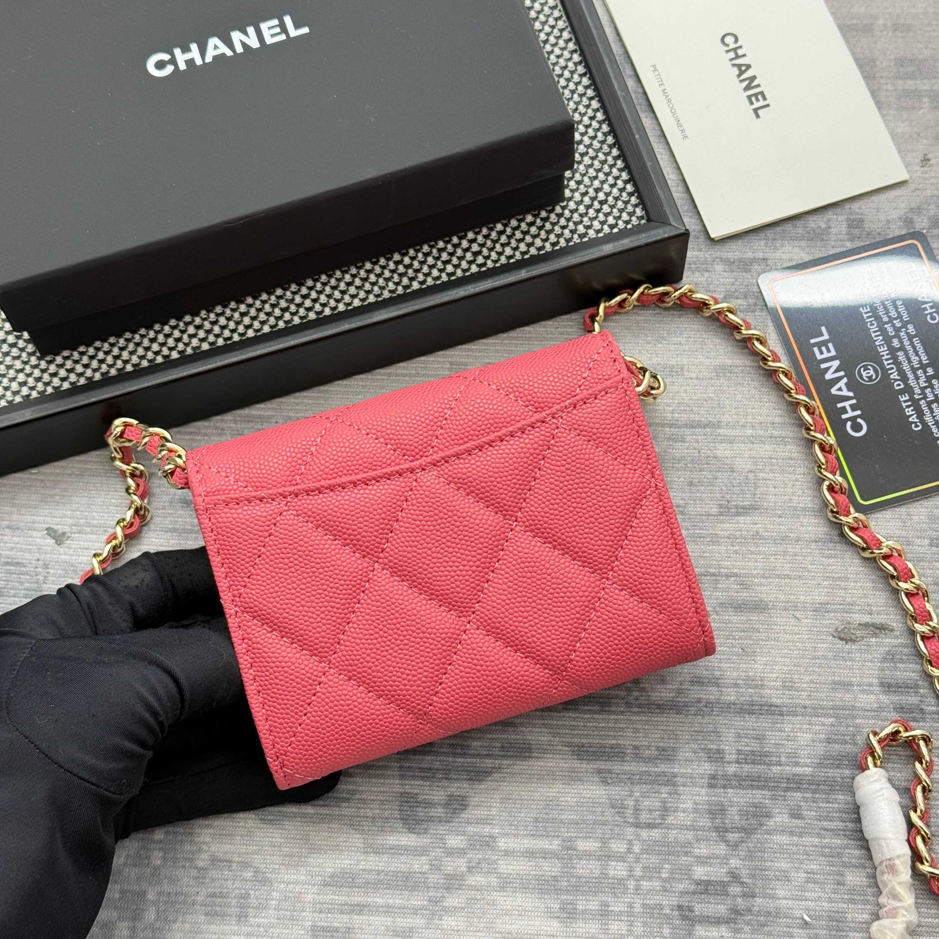 【进口原厂皮🇫🇷】&yen;280 CHANEL[玫瑰]小香[咖啡]新品SS19磁扣链条包，2025年新升级磁吸扣
小香链条小包、鱼子酱牛皮制作
可以装口红，信用卡 一些小零钱
型号：AP0238（原单品质）
尺寸：8.5x12.5x2.5cm！