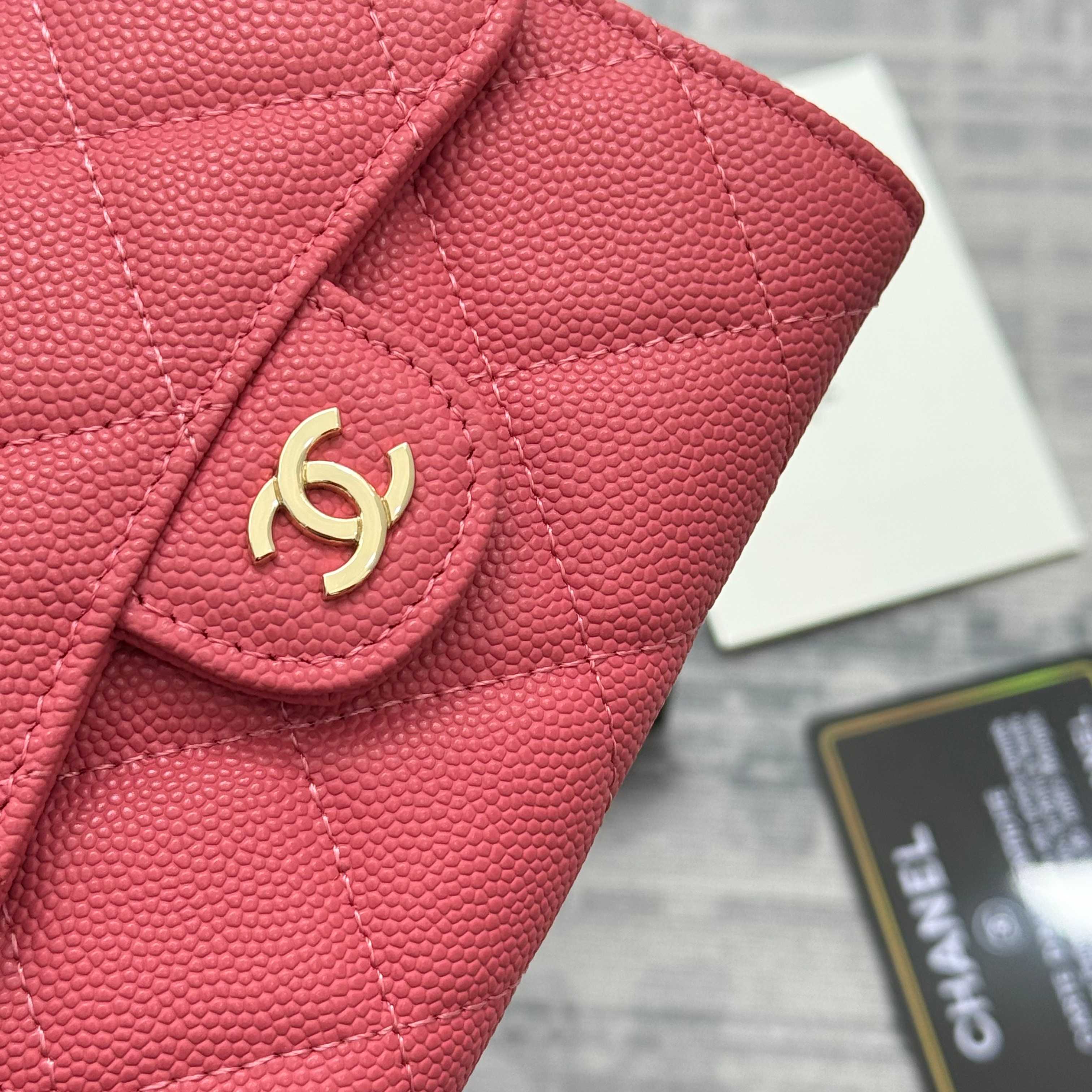 【进口原厂皮🇫🇷】&yen;280 CHANEL[玫瑰]小香[咖啡]新品SS19磁扣链条包，2025年新升级磁吸扣
小香链条小包、鱼子酱牛皮制作
可以装口红，信用卡 一些小零钱
型号：AP0238（原单品质）
尺寸：8.5x12.5x2.5cm！