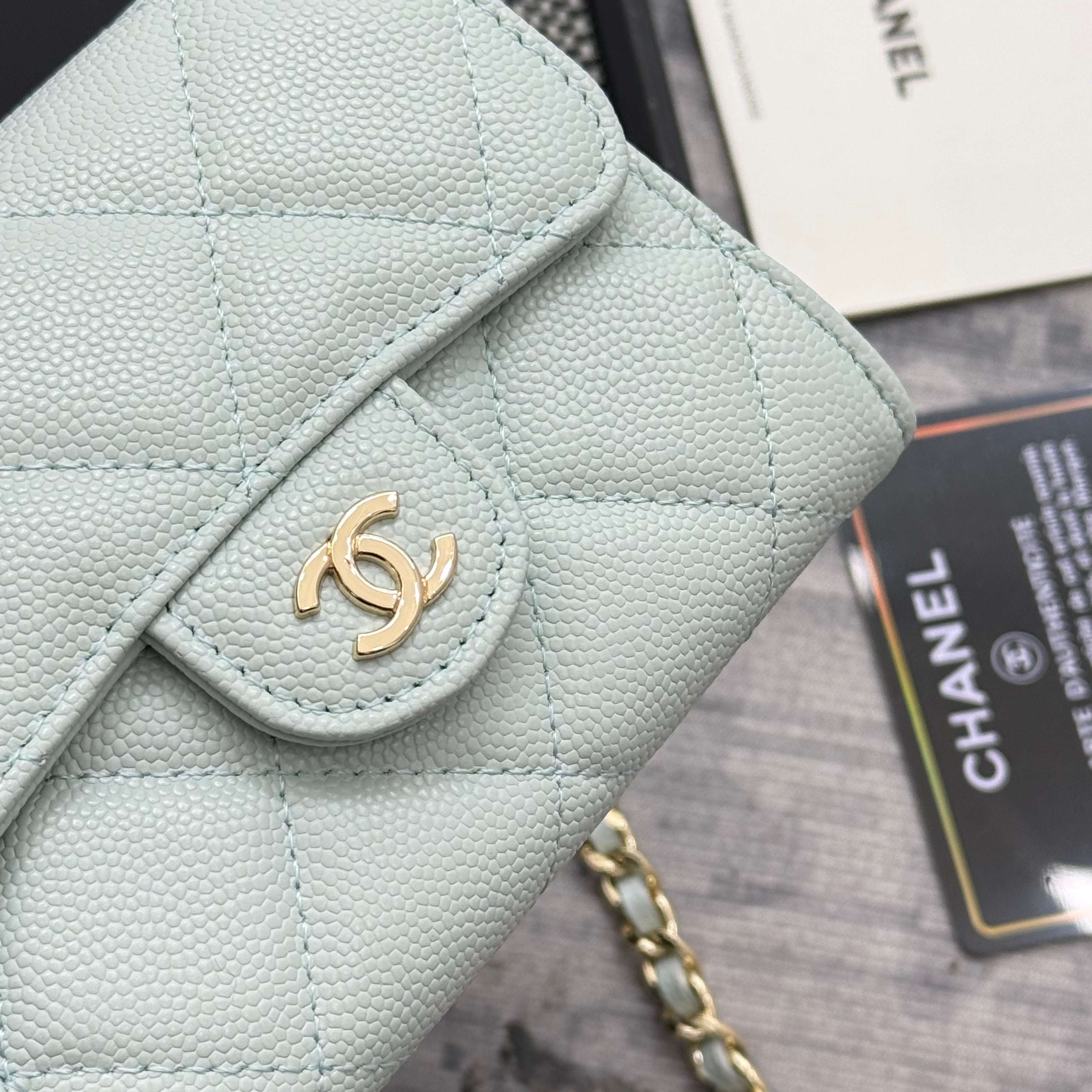 【进口原厂皮🇫🇷】&yen;280 CHANEL[玫瑰]小香[咖啡]新品SS19磁扣链条包，2025年新升级磁吸扣
小香链条小包、鱼子酱牛皮制作
可以装口红，信用卡 一些小零钱
型号：AP0238（原单品质）
尺寸：8.5x12.5x2.5cm！