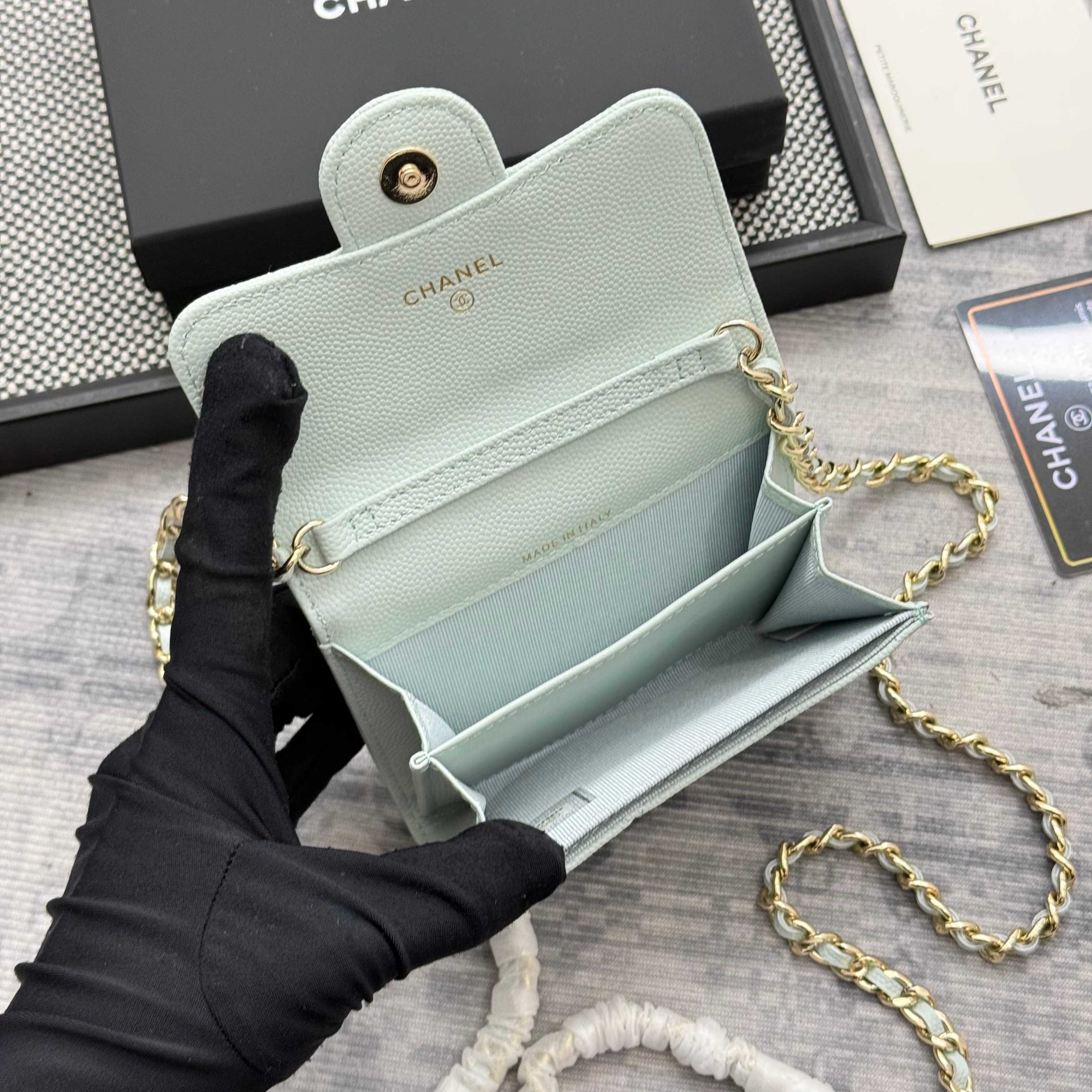 【进口原厂皮🇫🇷】&yen;280 CHANEL[玫瑰]小香[咖啡]新品SS19磁扣链条包，2025年新升级磁吸扣
小香链条小包、鱼子酱牛皮制作
可以装口红，信用卡 一些小零钱
型号：AP0238（原单品质）
尺寸：8.5x12.5x2.5cm！