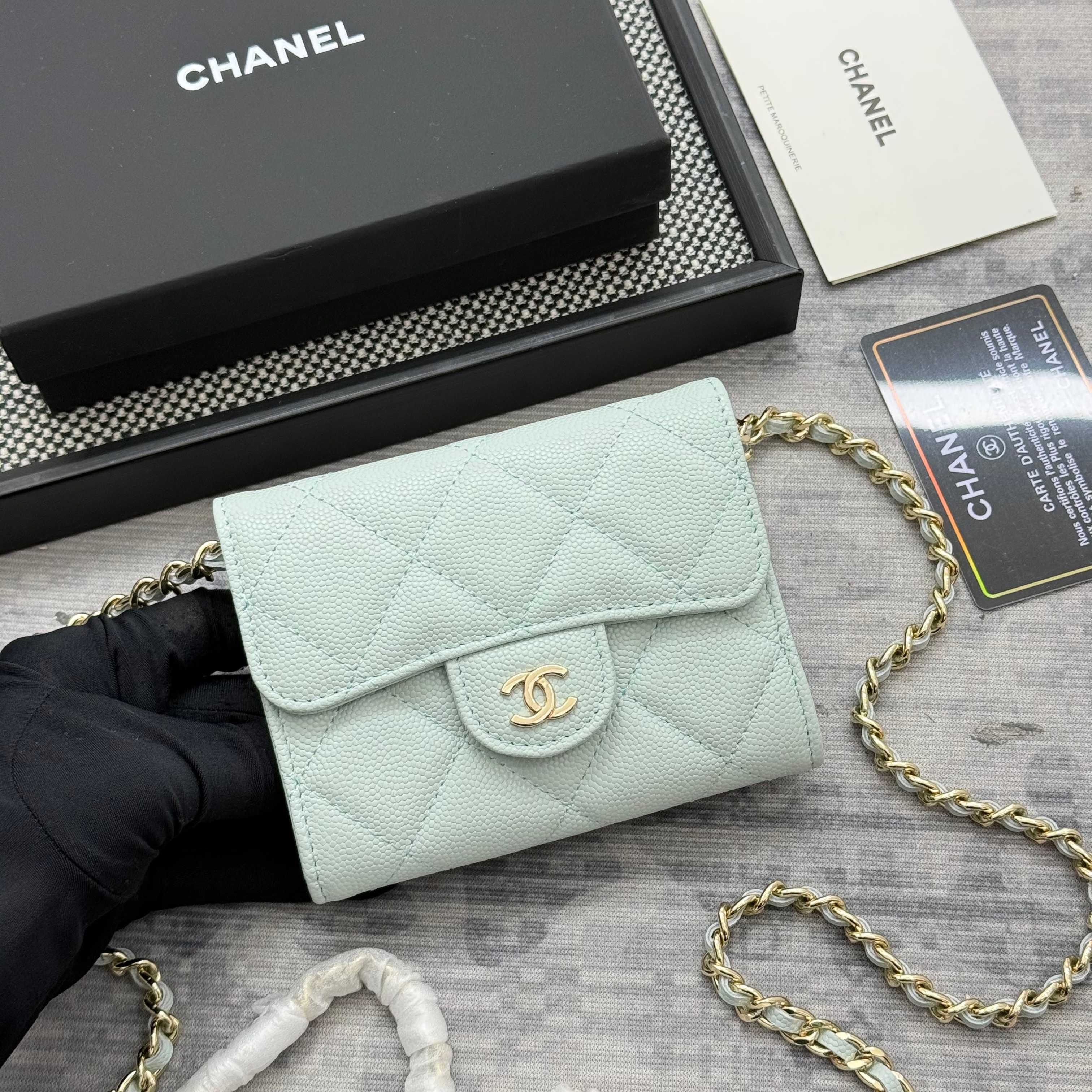 【进口原厂皮🇫🇷】&yen;280 CHANEL[玫瑰]小香[咖啡]新品SS19磁扣链条包，2025年新升级磁吸扣
小香链条小包、鱼子酱牛皮制作
可以装口红，信用卡 一些小零钱
型号：AP0238（原单品质）
尺寸：8.5x12.5x2.5cm！