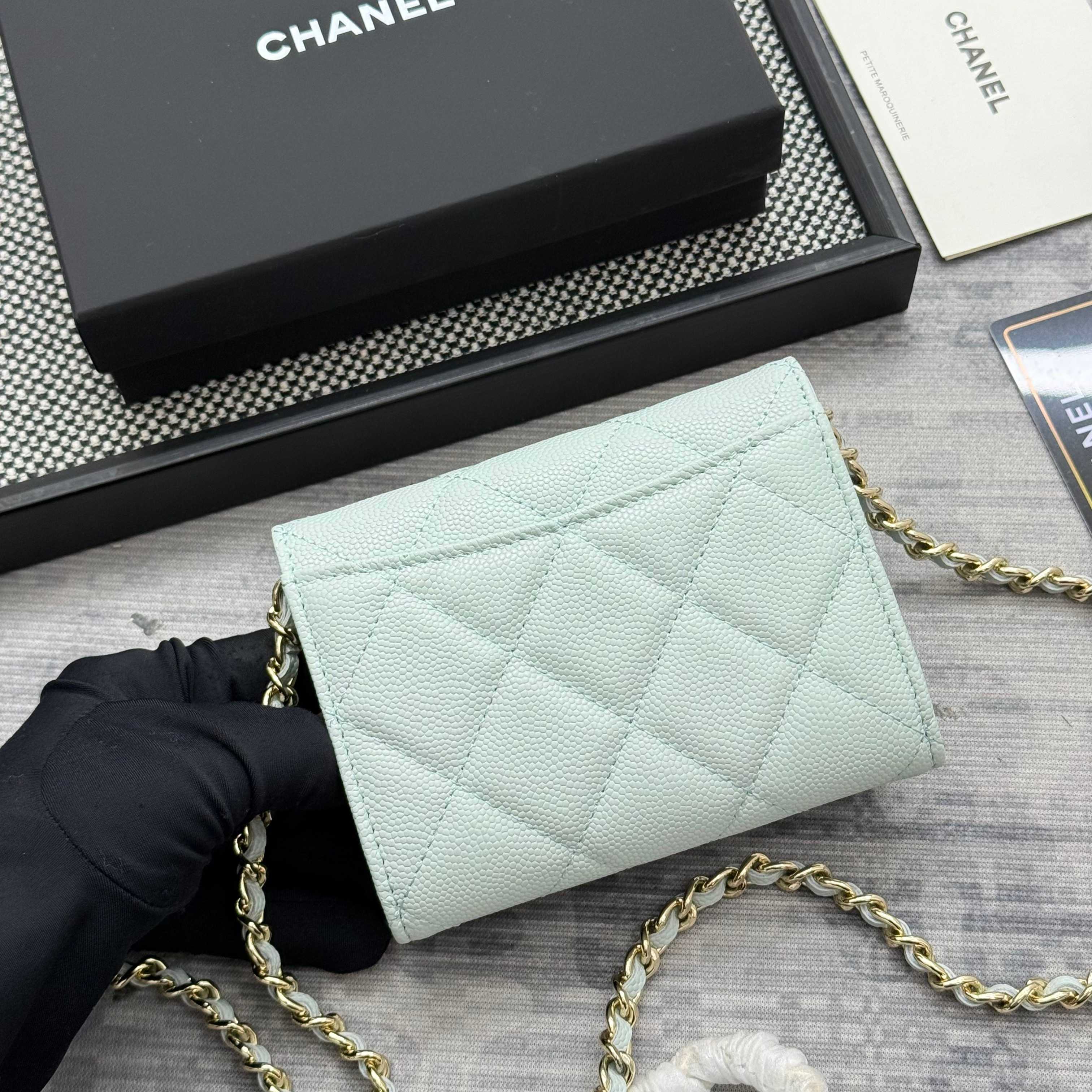 【进口原厂皮🇫🇷】&yen;280 CHANEL[玫瑰]小香[咖啡]新品SS19磁扣链条包，2025年新升级磁吸扣
小香链条小包、鱼子酱牛皮制作
可以装口红，信用卡 一些小零钱
型号：AP0238（原单品质）
尺寸：8.5x12.5x2.5cm！