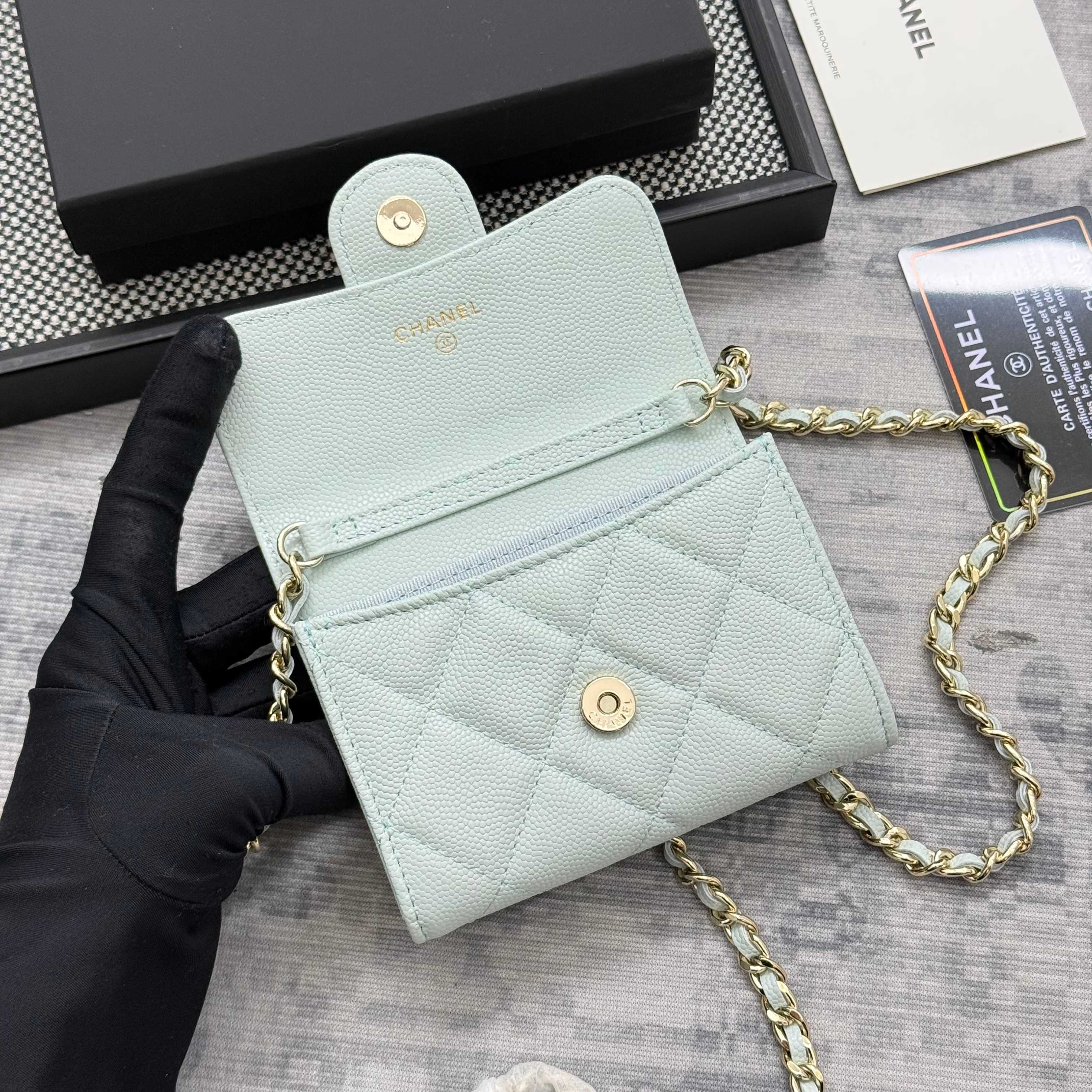 【进口原厂皮🇫🇷】&yen;280 CHANEL[玫瑰]小香[咖啡]新品SS19磁扣链条包，2025年新升级磁吸扣
小香链条小包、鱼子酱牛皮制作
可以装口红，信用卡 一些小零钱
型号：AP0238（原单品质）
尺寸：8.5x12.5x2.5cm！