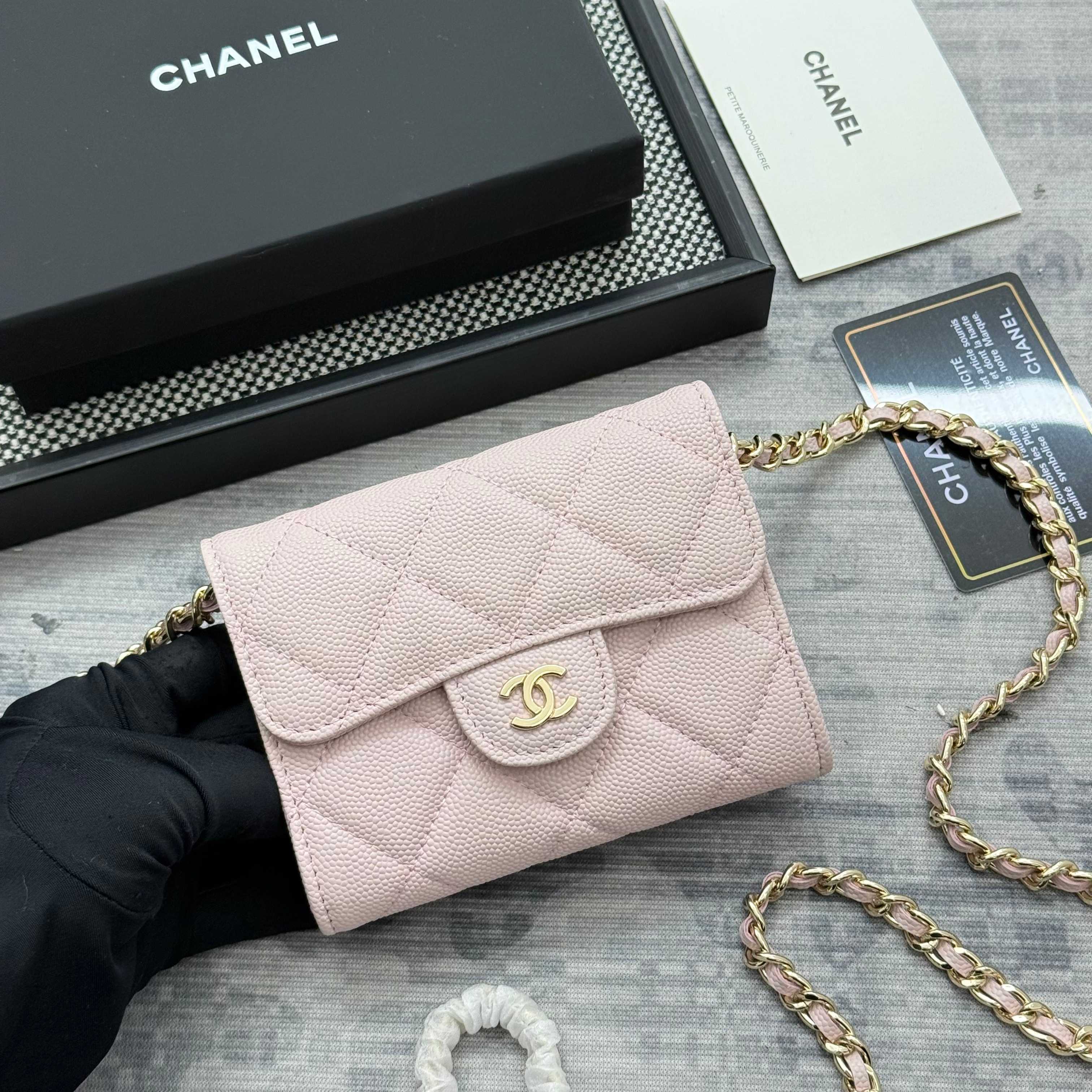 【进口原厂皮🇫🇷】&yen;280 CHANEL[玫瑰]小香[咖啡]新品SS19磁扣链条包，2025年新升级磁吸扣
小香链条小包、鱼子酱牛皮制作
可以装口红，信用卡 一些小零钱
型号：AP0238（原单品质）
尺寸：8.5x12.5x2.5cm！