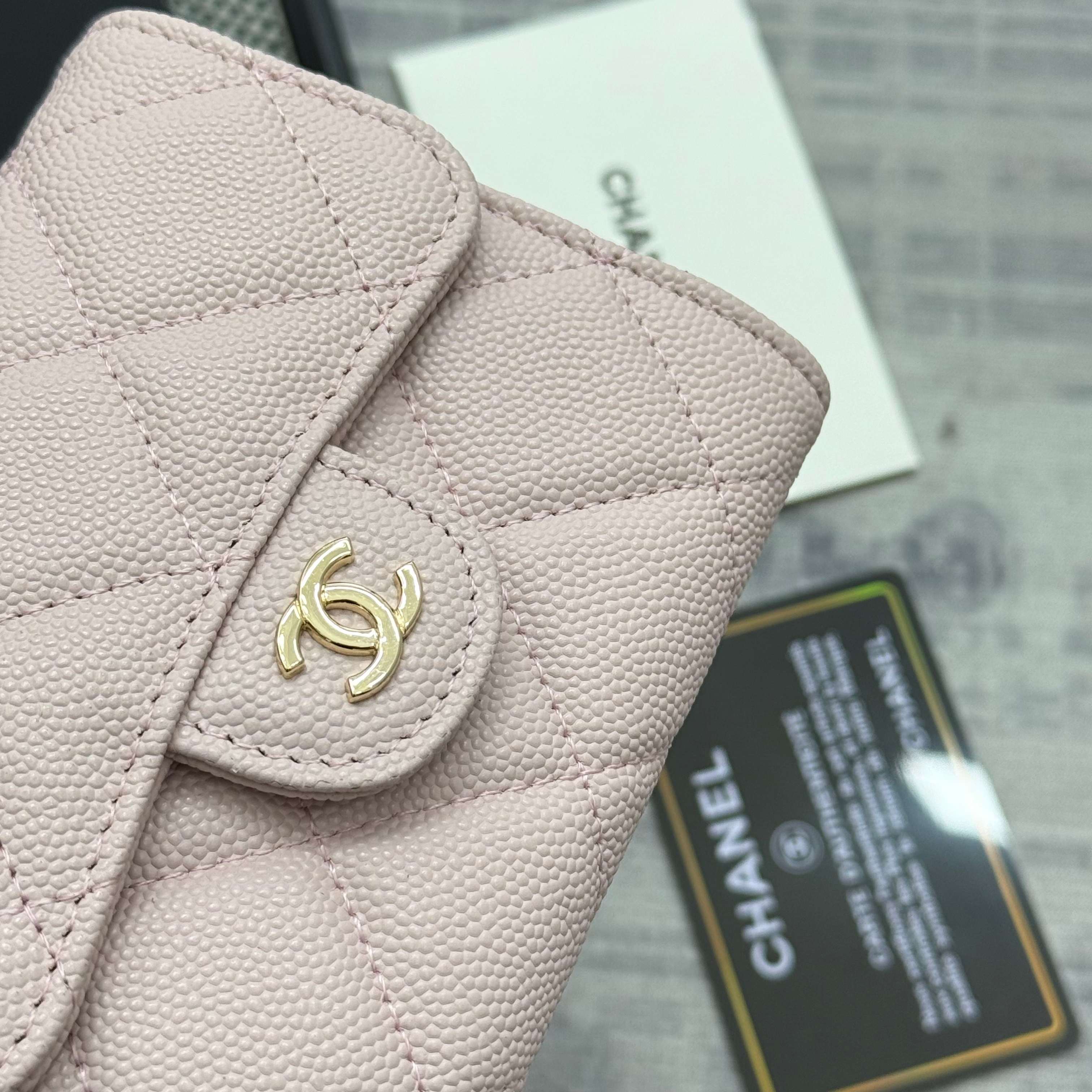 【进口原厂皮🇫🇷】&yen;280 CHANEL[玫瑰]小香[咖啡]新品SS19磁扣链条包，2025年新升级磁吸扣
小香链条小包、鱼子酱牛皮制作
可以装口红，信用卡 一些小零钱
型号：AP0238（原单品质）
尺寸：8.5x12.5x2.5cm！