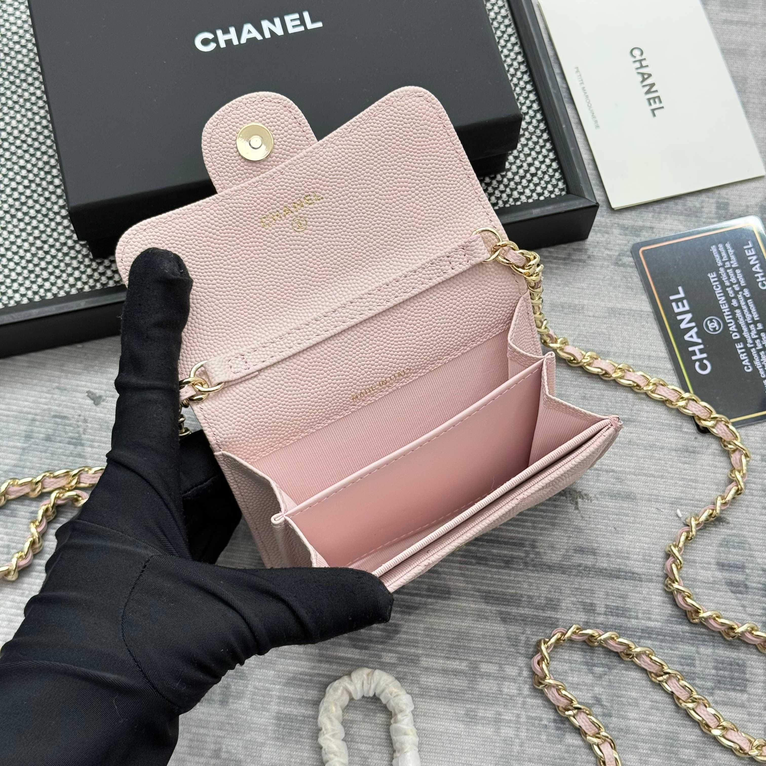 【进口原厂皮🇫🇷】&yen;280 CHANEL[玫瑰]小香[咖啡]新品SS19磁扣链条包，2025年新升级磁吸扣
小香链条小包、鱼子酱牛皮制作
可以装口红，信用卡 一些小零钱
型号：AP0238（原单品质）
尺寸：8.5x12.5x2.5cm！