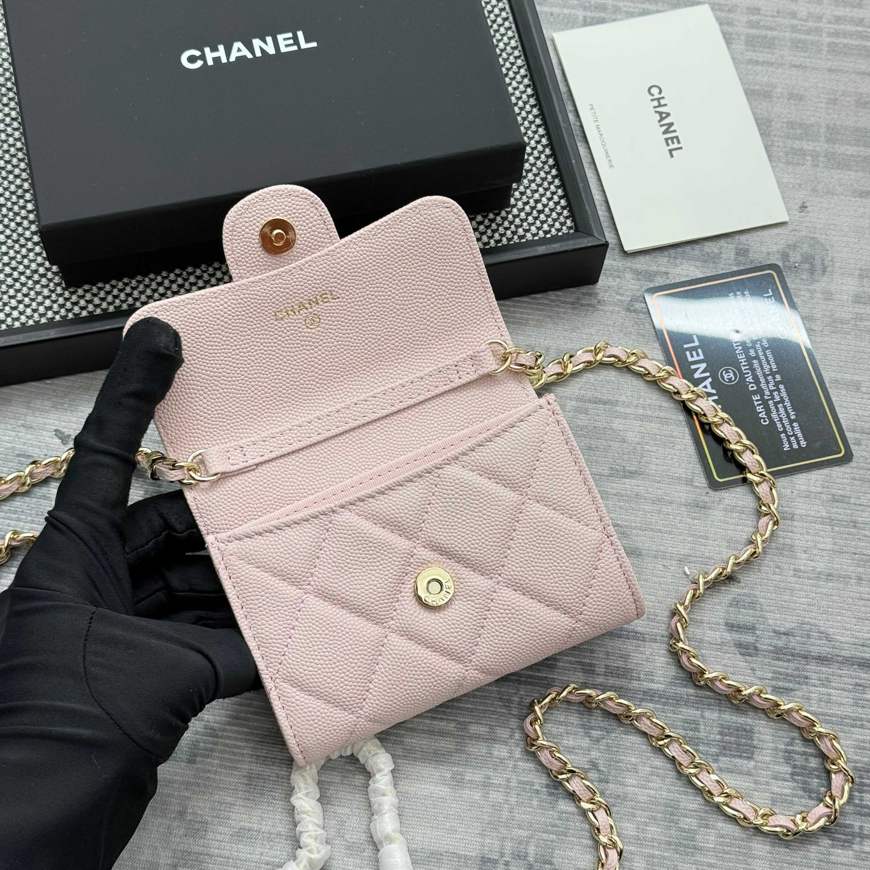 【进口原厂皮🇫🇷】&yen;280 CHANEL[玫瑰]小香[咖啡]新品SS19磁扣链条包，2025年新升级磁吸扣
小香链条小包、鱼子酱牛皮制作
可以装口红，信用卡 一些小零钱
型号：AP0238（原单品质）
尺寸：8.5x12.5x2.5cm！