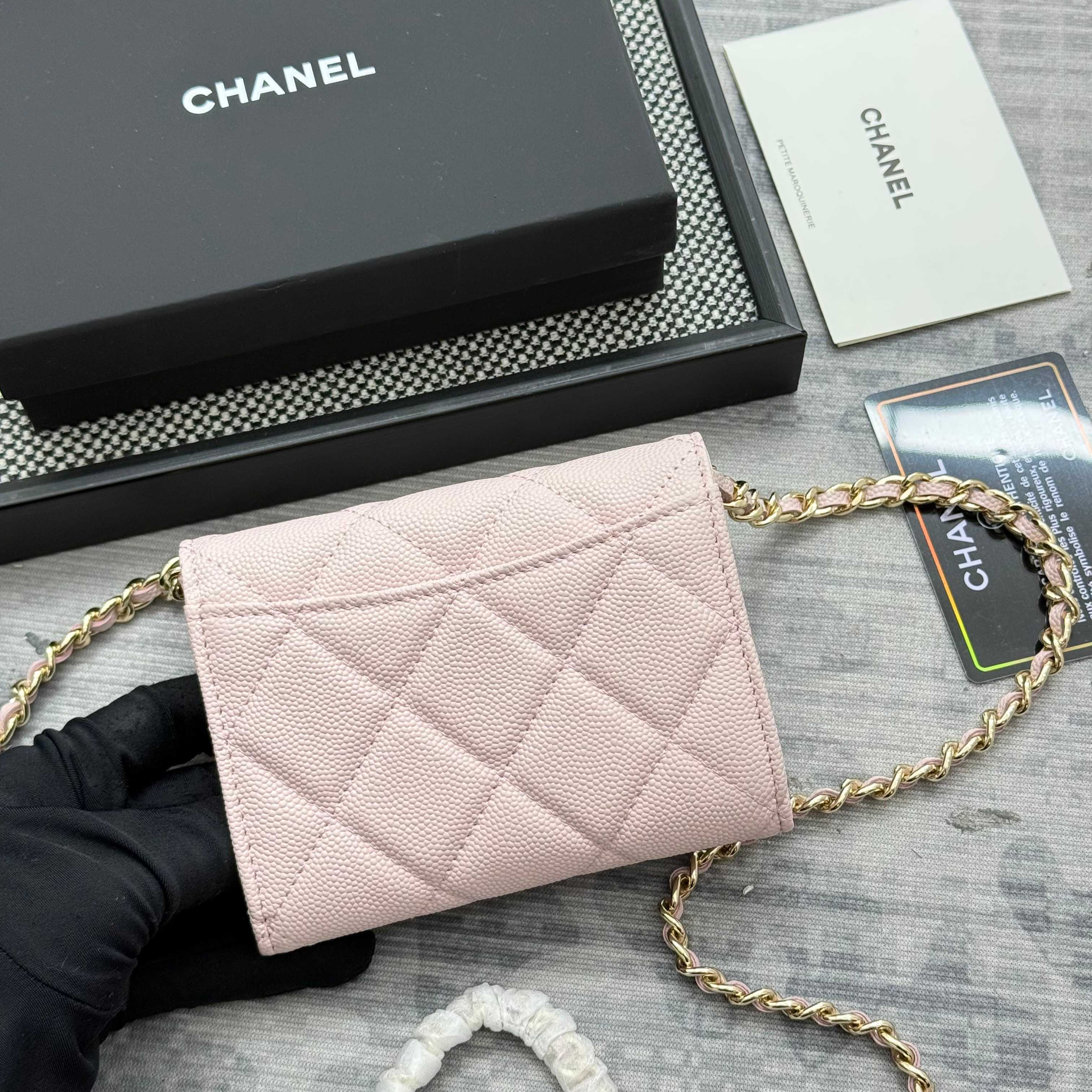 【进口原厂皮🇫🇷】&yen;280 CHANEL[玫瑰]小香[咖啡]新品SS19磁扣链条包，2025年新升级磁吸扣
小香链条小包、鱼子酱牛皮制作
可以装口红，信用卡 一些小零钱
型号：AP0238（原单品质）
尺寸：8.5x12.5x2.5cm！