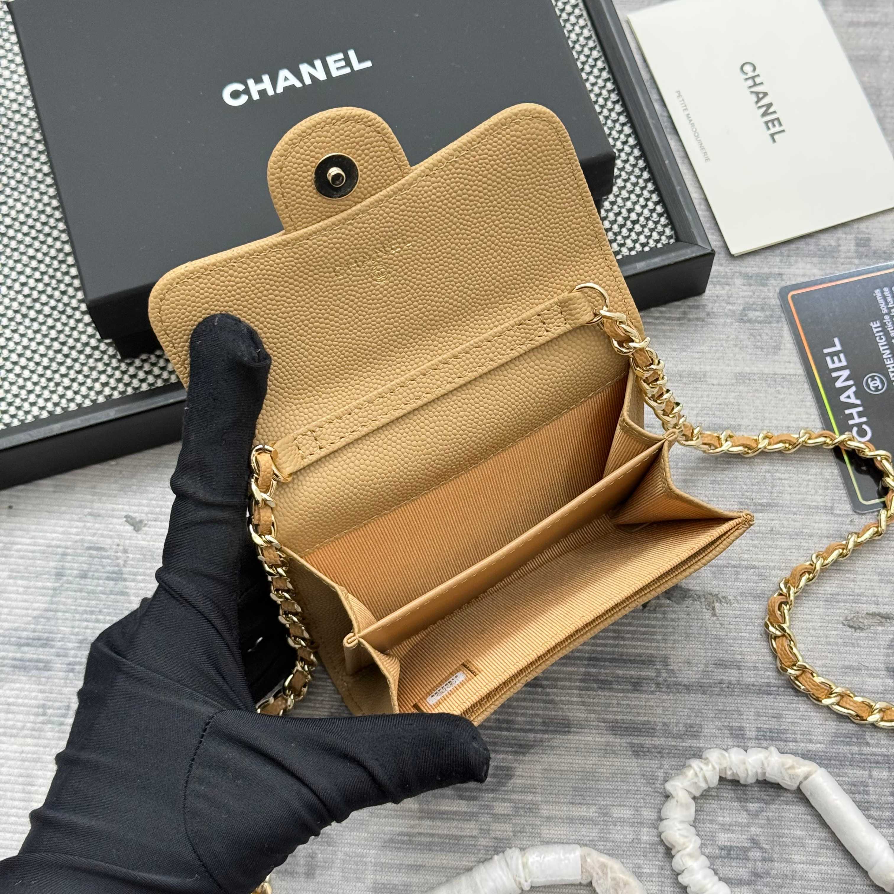 【进口原厂皮🇫🇷】&yen;280 CHANEL[玫瑰]小香[咖啡]新品SS19磁扣链条包，2025年新升级磁吸扣
小香链条小包、鱼子酱牛皮制作
可以装口红，信用卡 一些小零钱
型号：AP0238（原单品质）
尺寸：8.5x12.5x2.5cm！