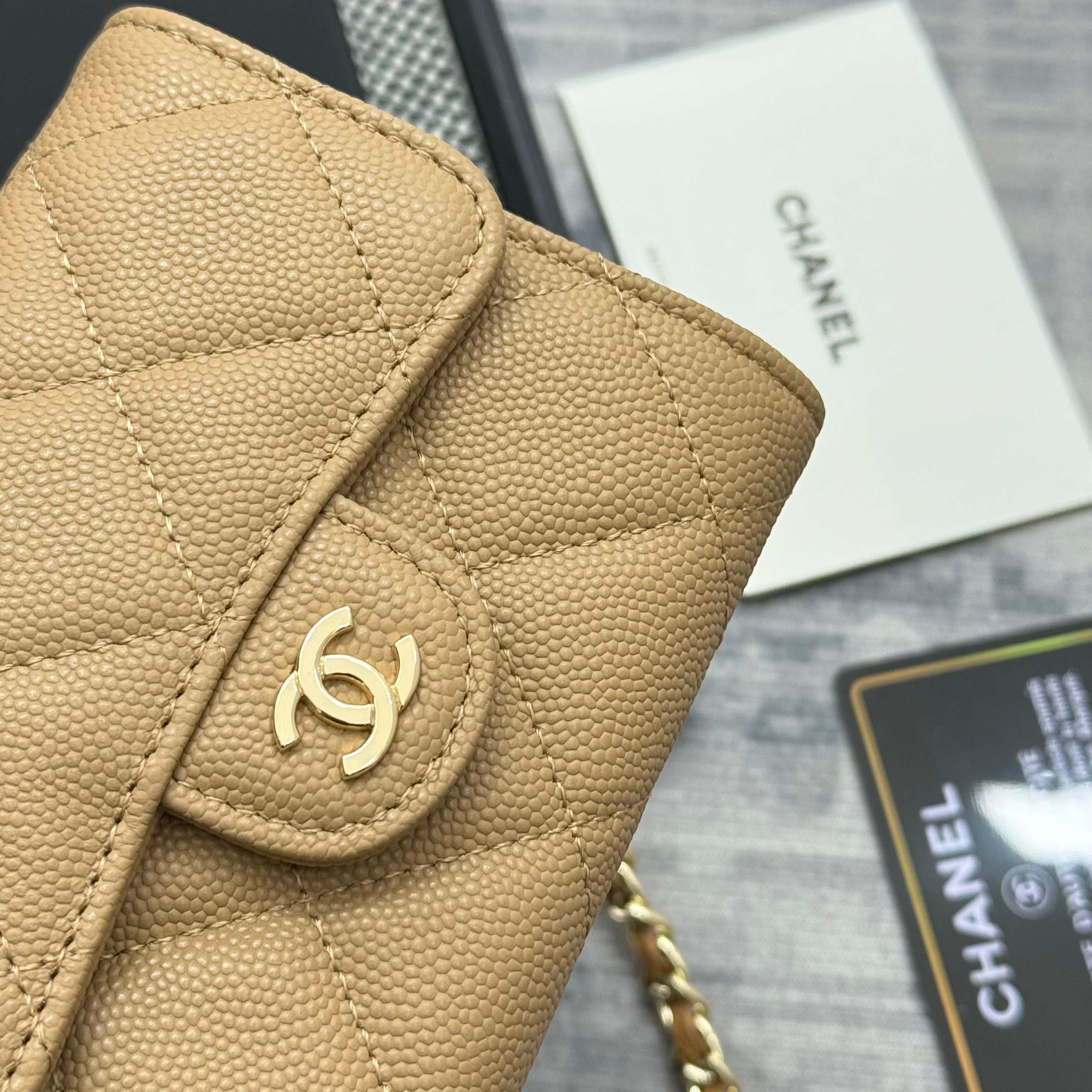 【进口原厂皮🇫🇷】&yen;280 CHANEL[玫瑰]小香[咖啡]新品SS19磁扣链条包，2025年新升级磁吸扣
小香链条小包、鱼子酱牛皮制作
可以装口红，信用卡 一些小零钱
型号：AP0238（原单品质）
尺寸：8.5x12.5x2.5cm！