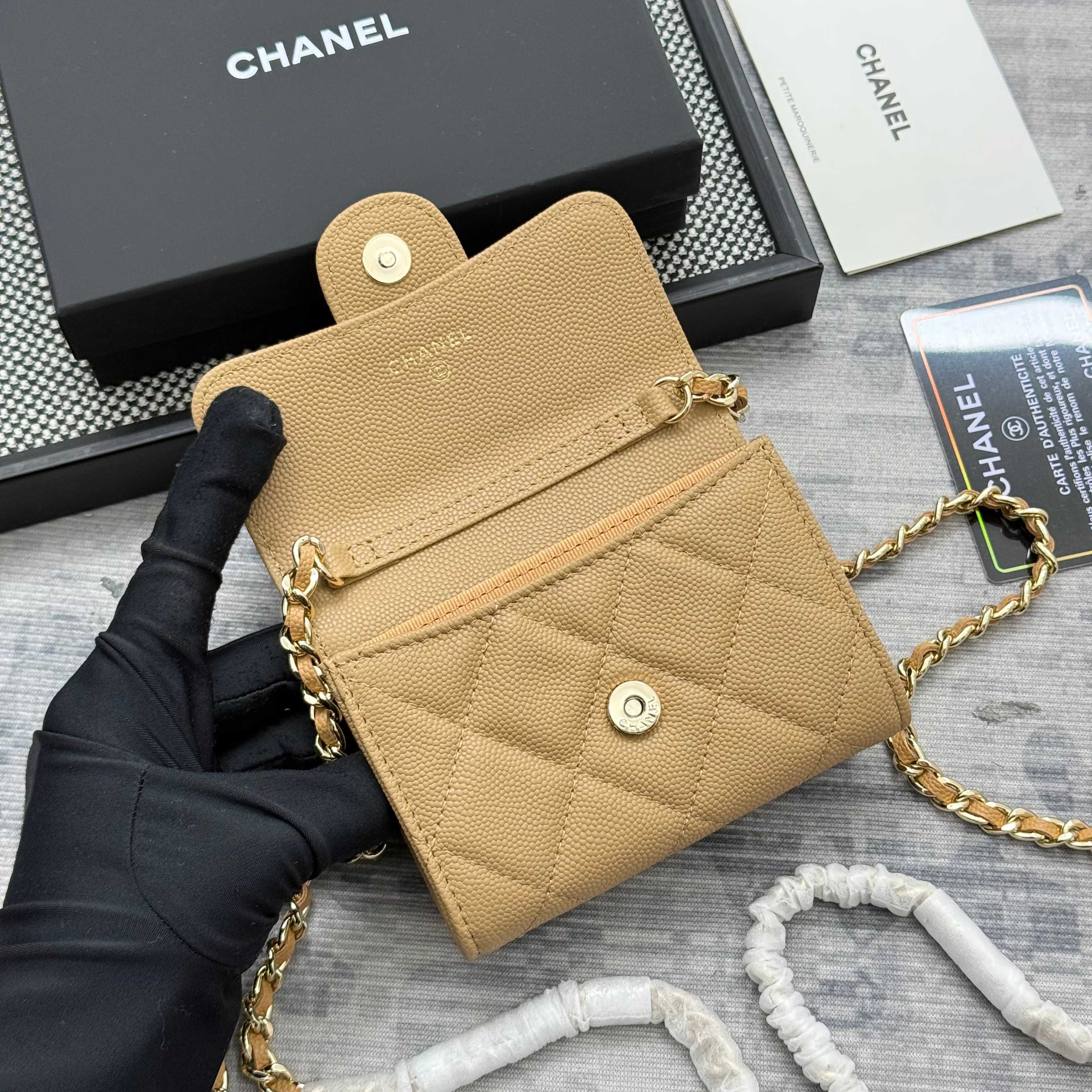 【进口原厂皮🇫🇷】&yen;280 CHANEL[玫瑰]小香[咖啡]新品SS19磁扣链条包，2025年新升级磁吸扣
小香链条小包、鱼子酱牛皮制作
可以装口红，信用卡 一些小零钱
型号：AP0238（原单品质）
尺寸：8.5x12.5x2.5cm！