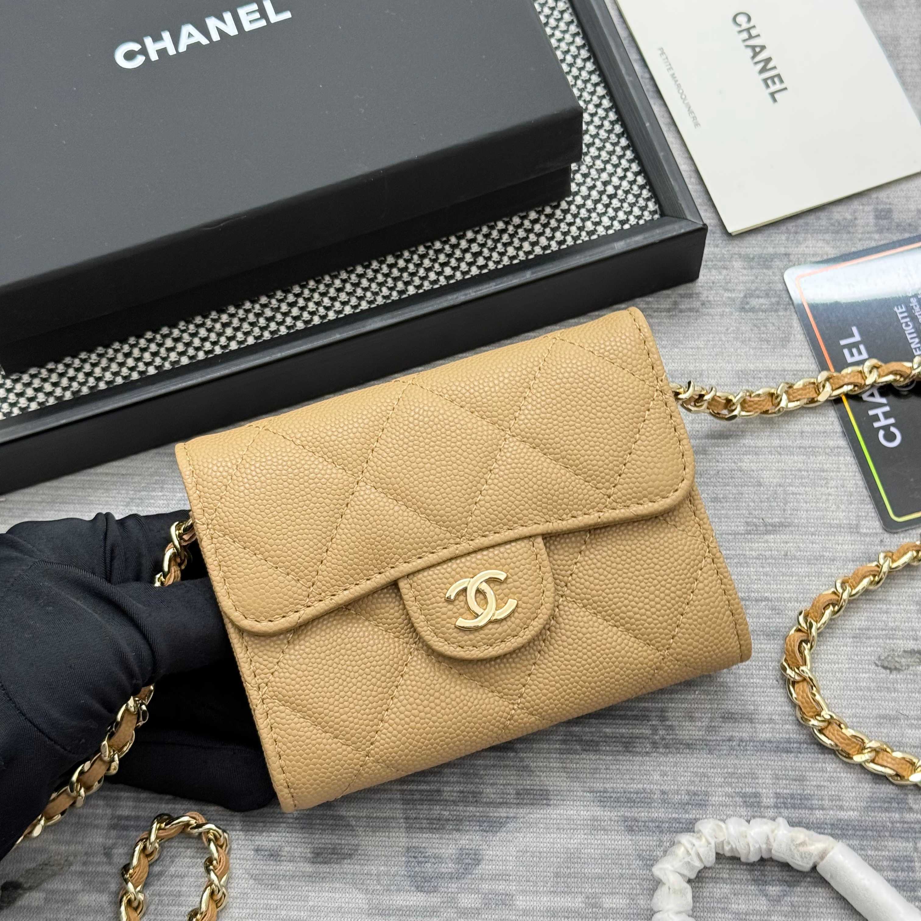 【进口原厂皮🇫🇷】&yen;280 CHANEL[玫瑰]小香[咖啡]新品SS19磁扣链条包，2025年新升级磁吸扣
小香链条小包、鱼子酱牛皮制作
可以装口红，信用卡 一些小零钱
型号：AP0238（原单品质）
尺寸：8.5x12.5x2.5cm！